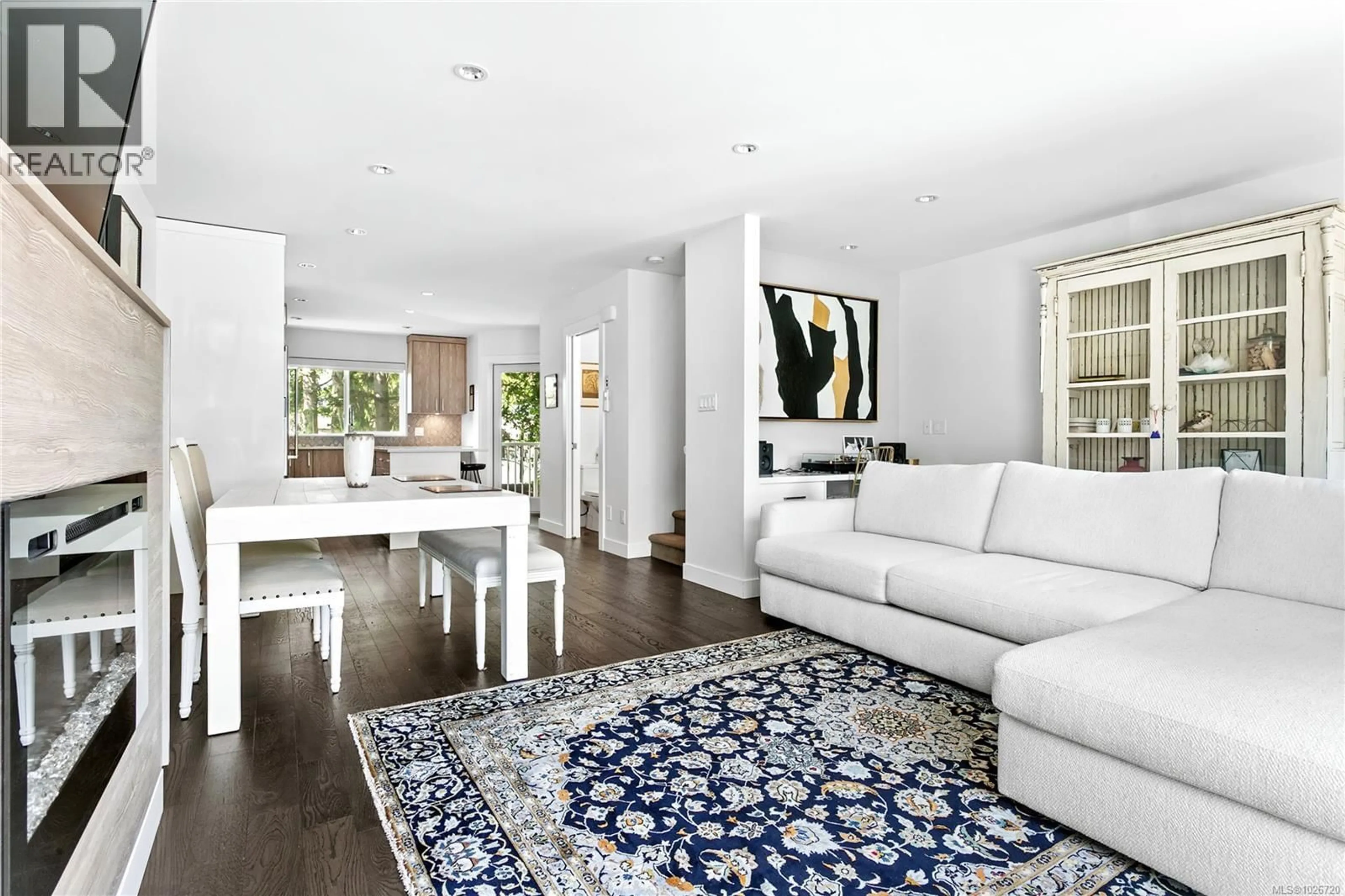 Living room with furniture, unknown for 7 - 1032 CLOVERDALE AVENUE, Saanich British Columbia V8X2T9