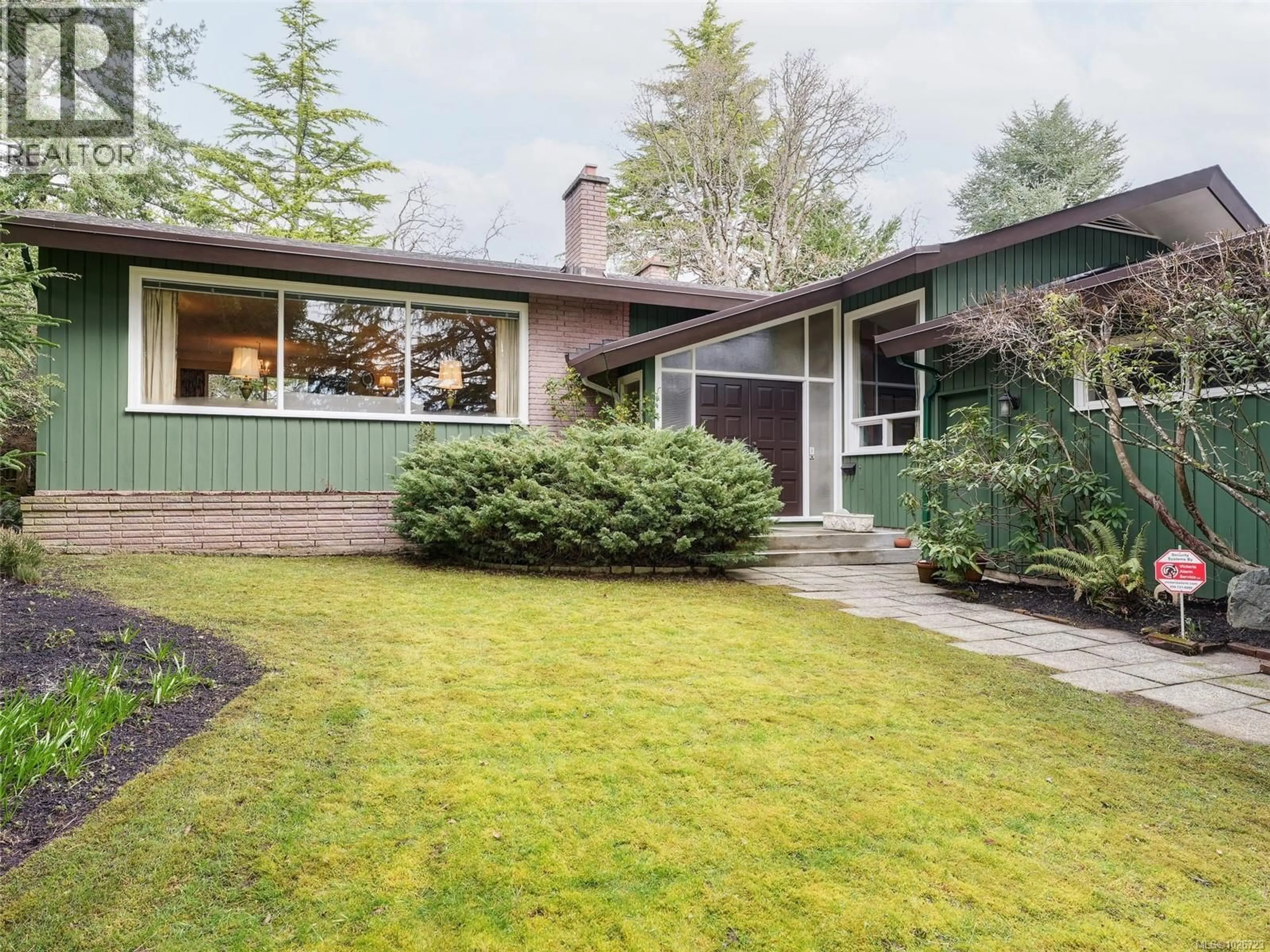 Home with vinyl exterior material, street for 2086 AVONDALE ROAD, Oak Bay British Columbia V8P1V4