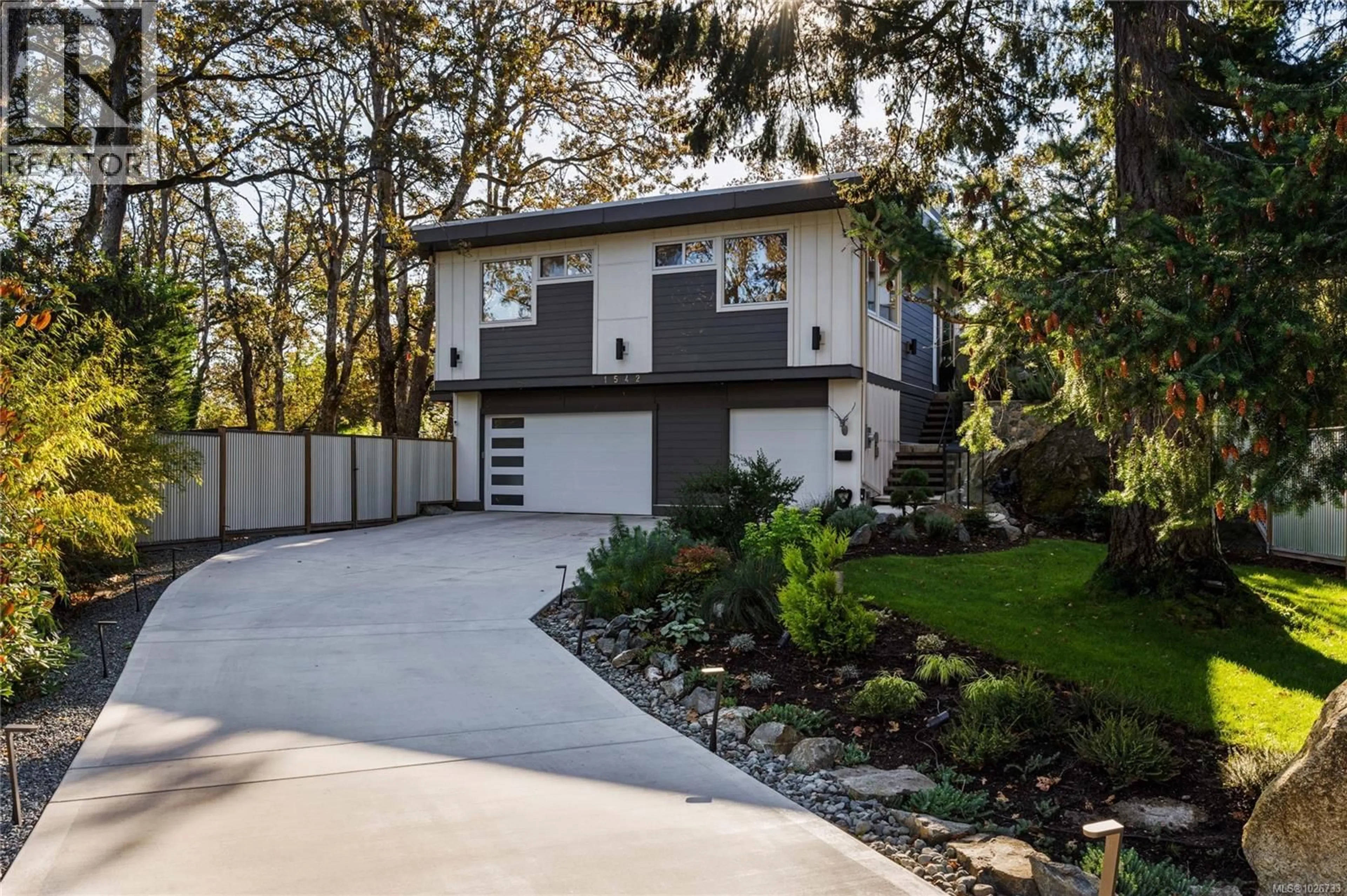 Home with vinyl exterior material, street for 1542 ATHLONE DRIVE, Saanich British Columbia V8P2T1