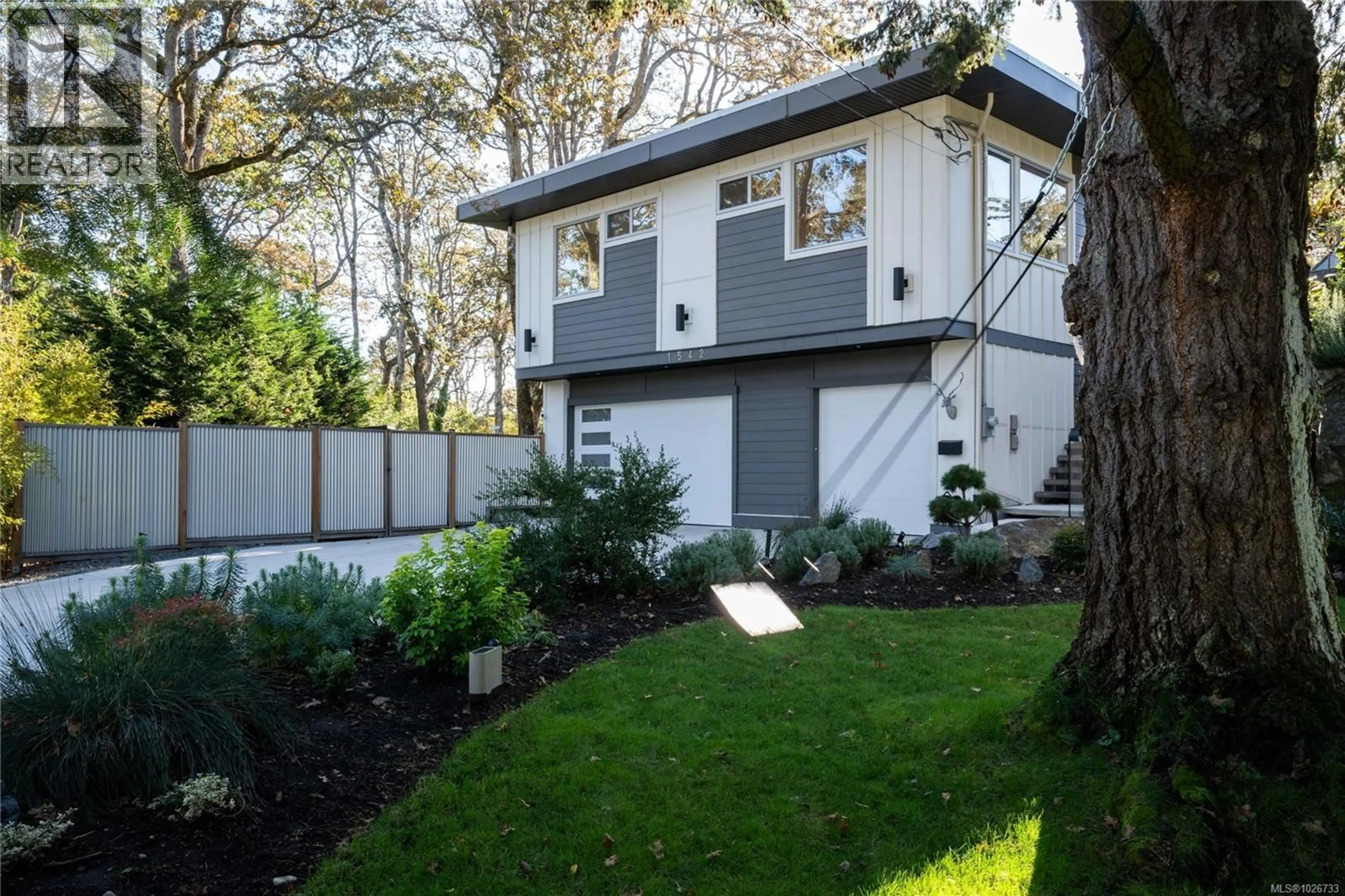 Home with vinyl exterior material, street for 1542 ATHLONE DRIVE, Saanich British Columbia V8P2T1