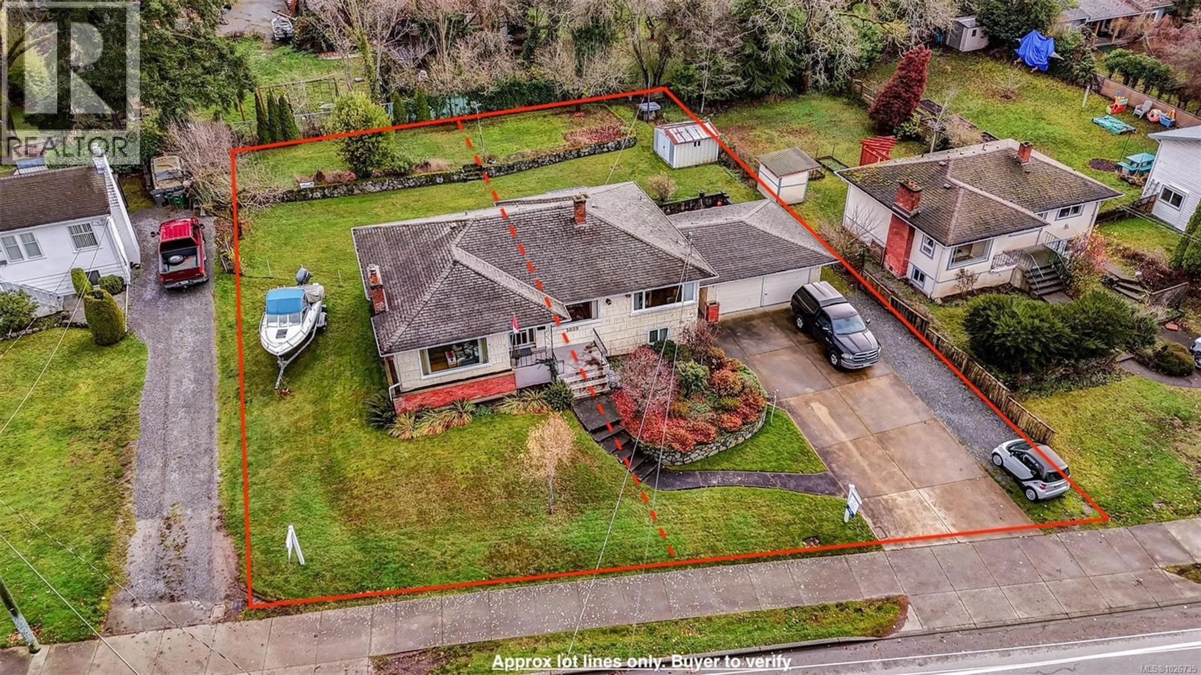 A pic from outside/outdoor area/front of a property/back of a property/a pic from drone, street for 3059 ADMIRALS ROAD, Saanich British Columbia V9A2S1