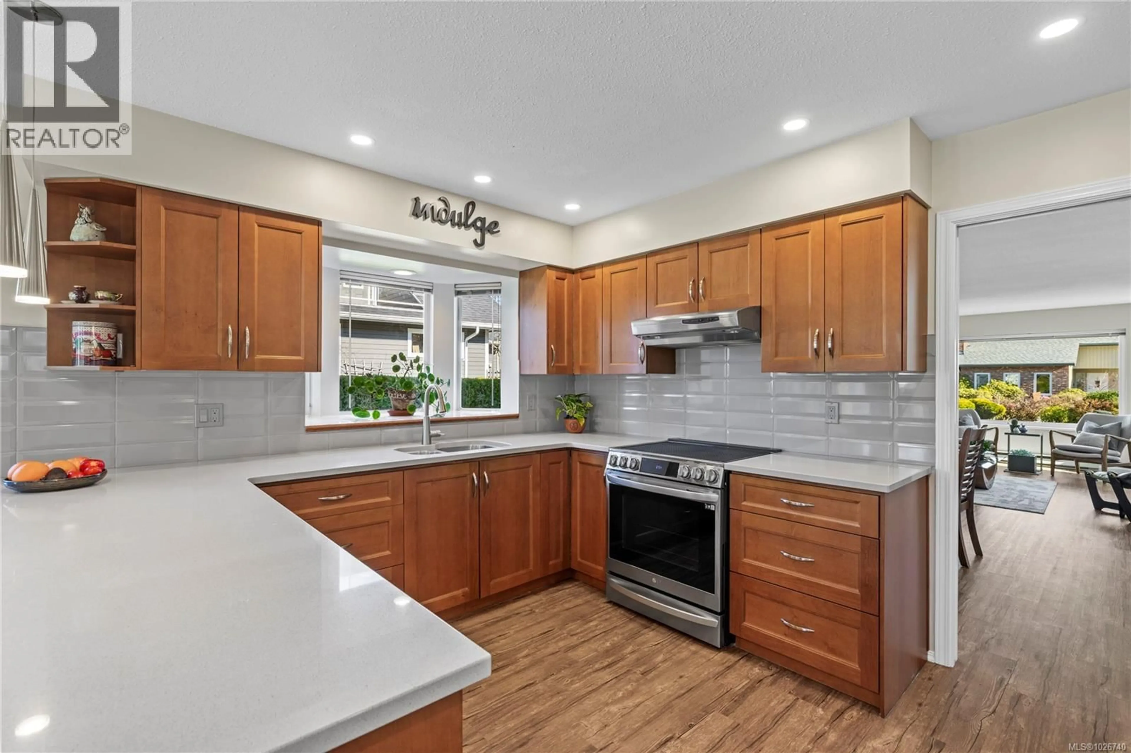 Open concept kitchen, ceramic/tile floor for 522 CLEEK CLOSE, Qualicum Beach British Columbia V9K1E5