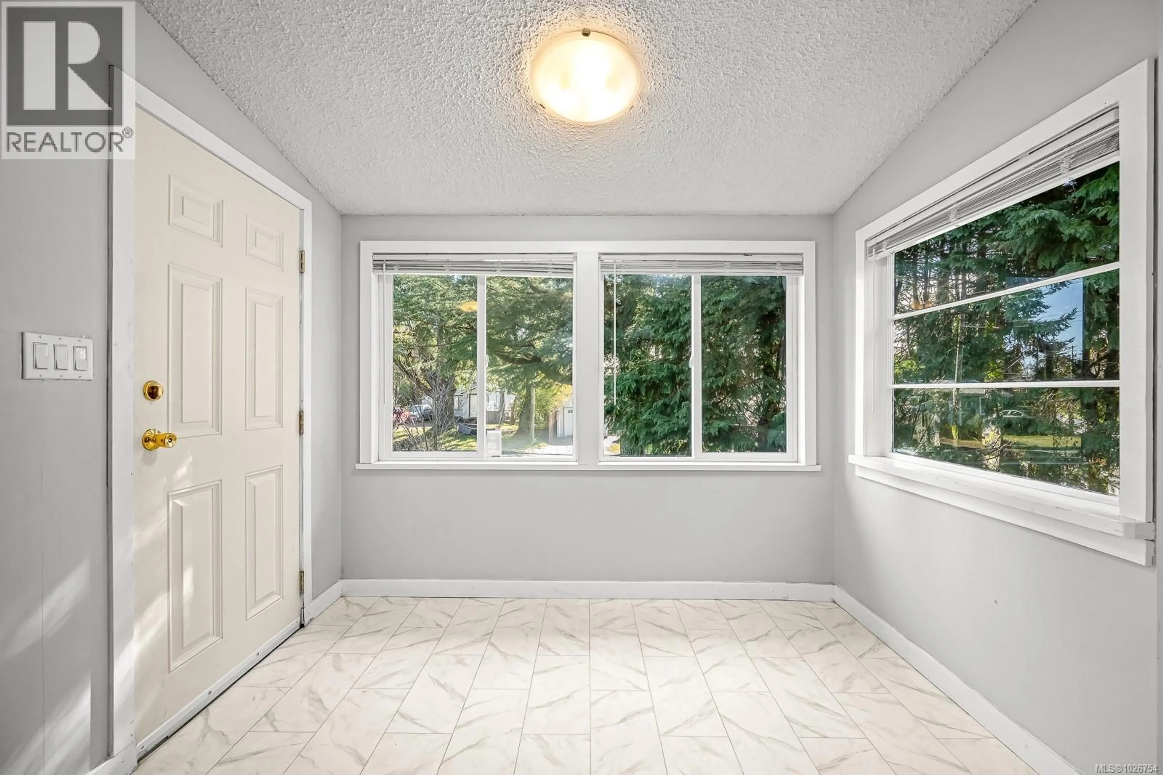 Indoor entryway for 754 7TH AVENUE, Campbell River British Columbia V9W4A4