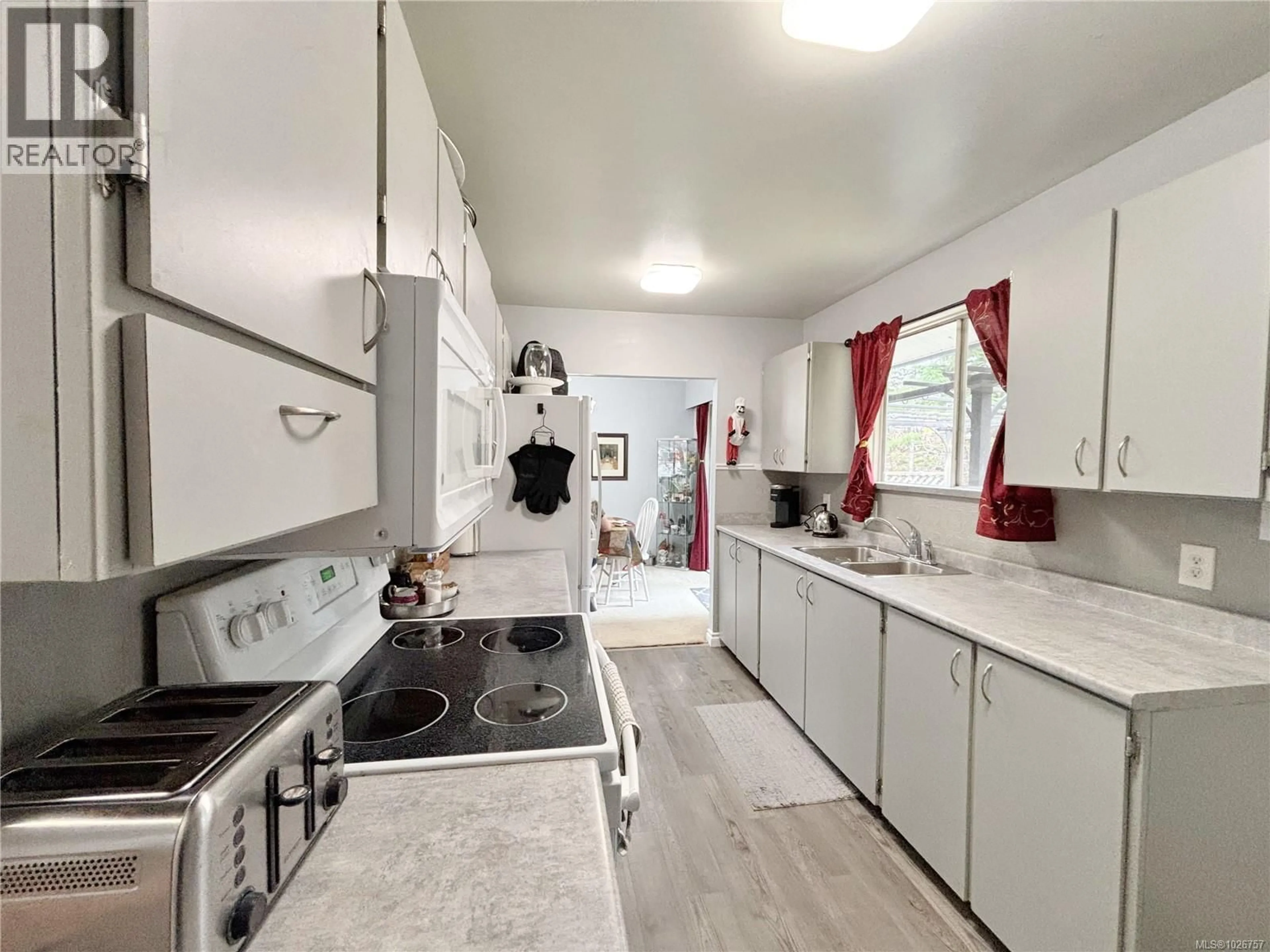 Standard kitchen, ceramic/tile floor for 530 DOGWOOD DRIVE, Gold River British Columbia V0P1G0