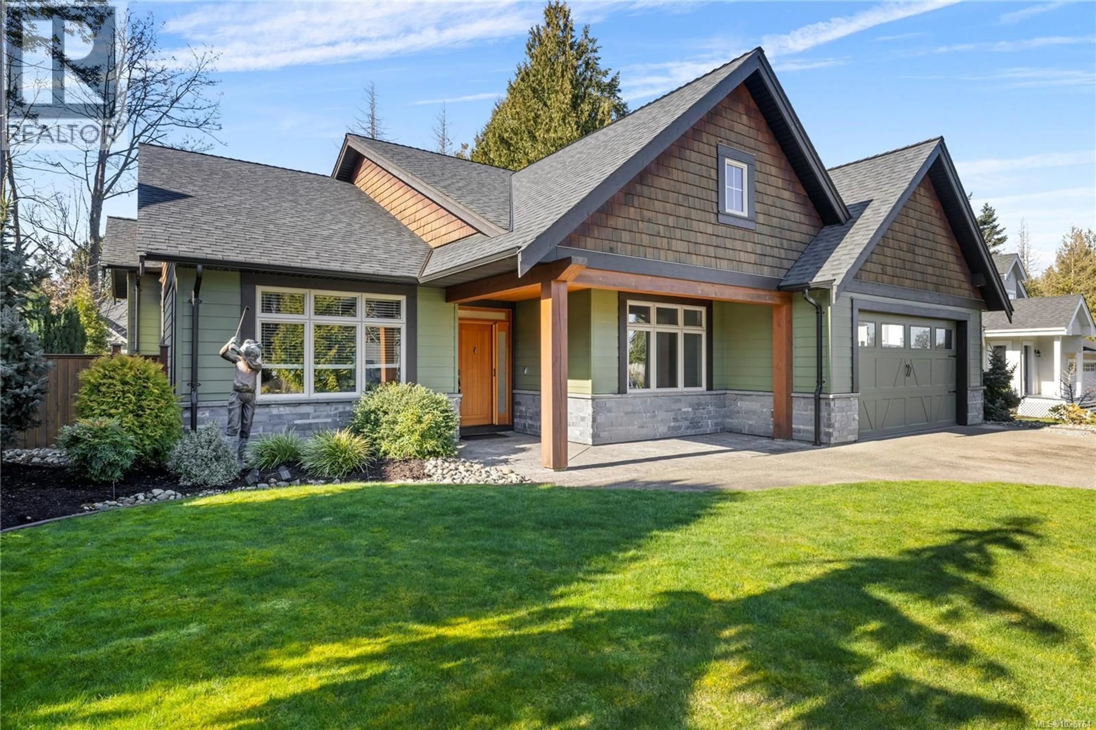 Home with vinyl exterior material, street for 628 NASSAU CRESCENT, Qualicum Beach British Columbia V9K1C4