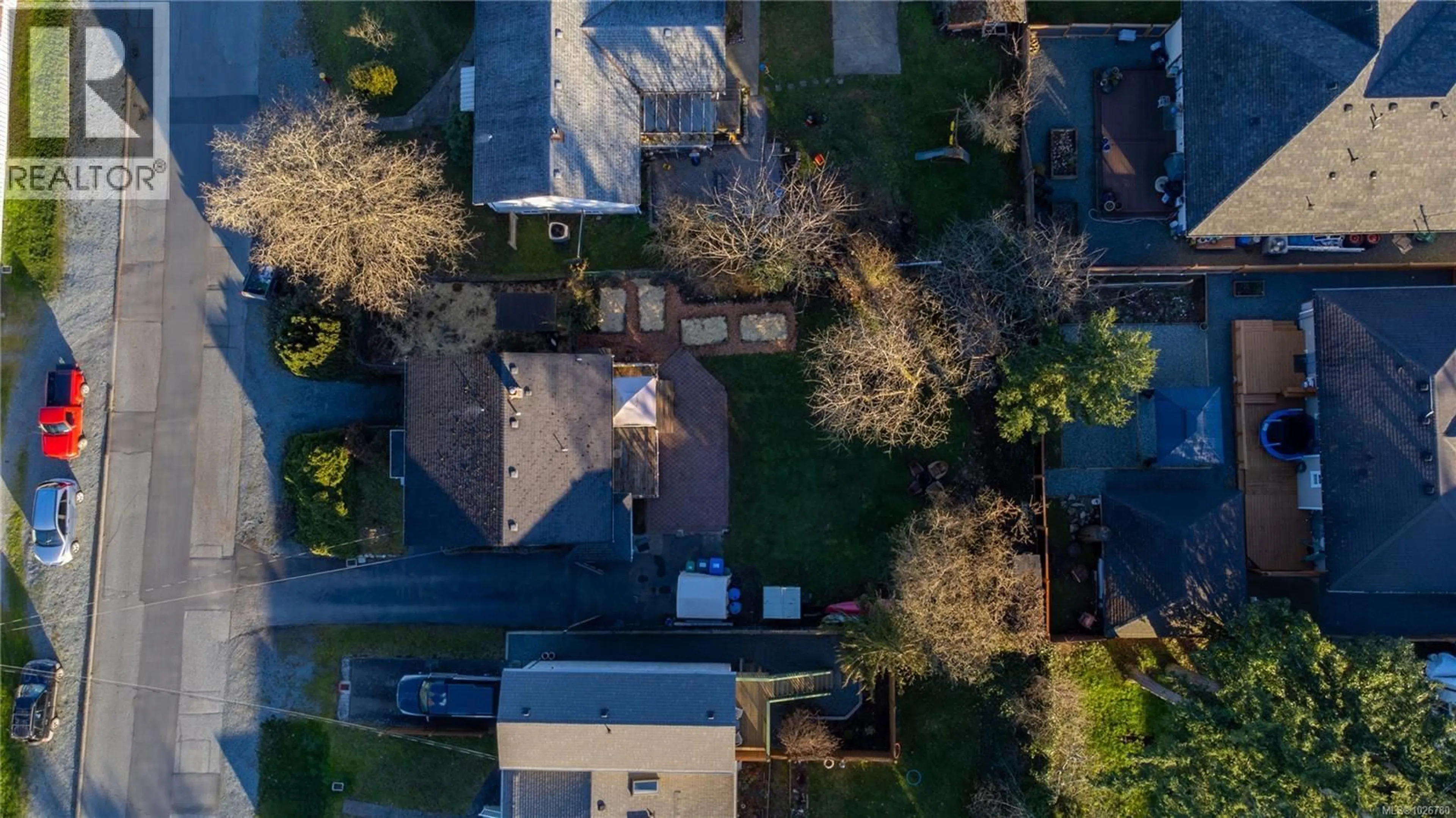 A pic from outside/outdoor area/front of a property/back of a property/a pic from drone, street for 823 CHELSEA STREET, Nanaimo British Columbia V9S1Y4