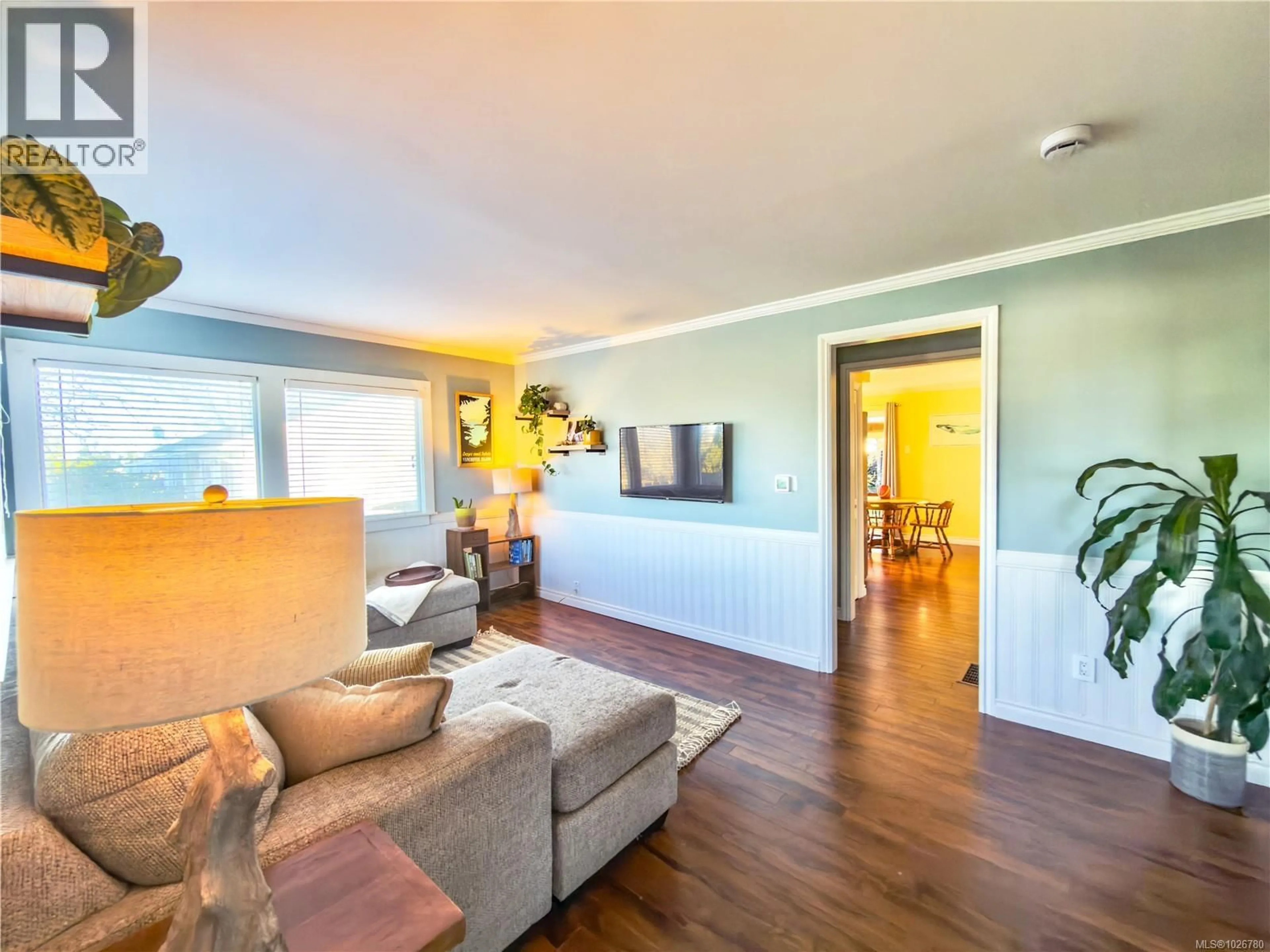 Living room with furniture, wood/laminate floor for 823 CHELSEA STREET, Nanaimo British Columbia V9S1Y4