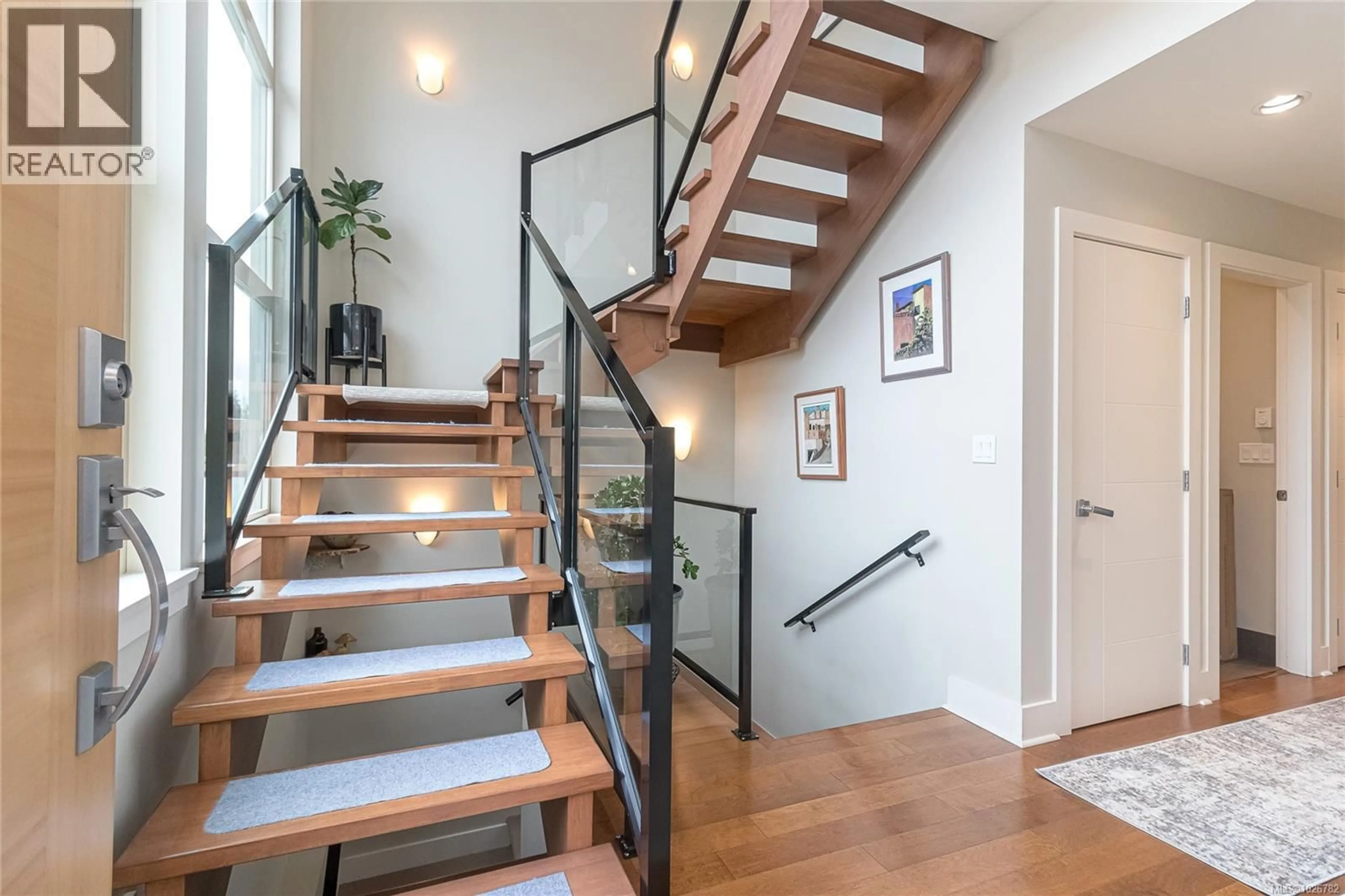 Stairs for 9710 FIFTH STREET, Sidney British Columbia V8V0B3