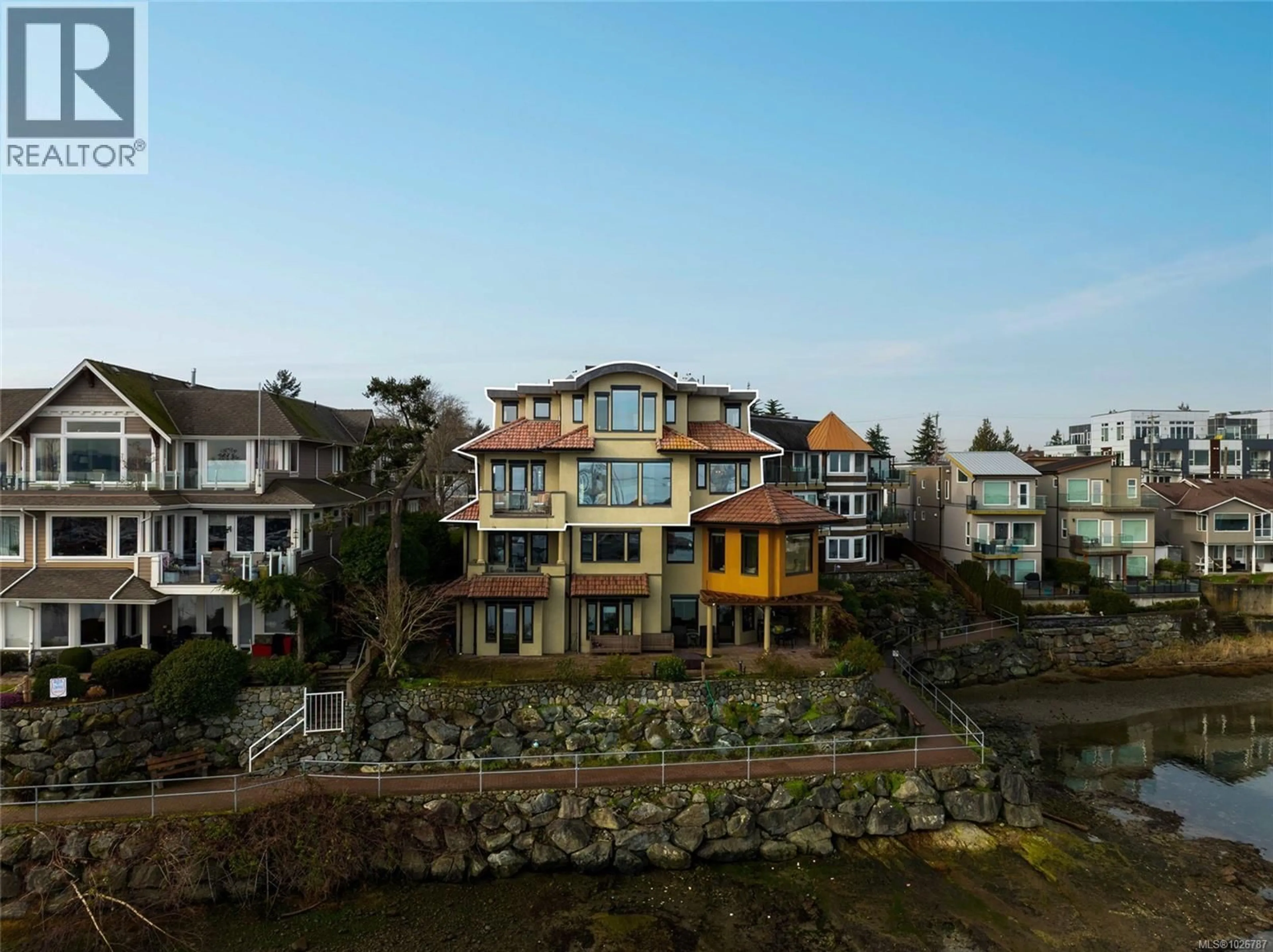 A pic from outside/outdoor area/front of a property/back of a property/a pic from drone, unknown for 201 - 9949 THIRD STREET, Sidney British Columbia V8L3B1