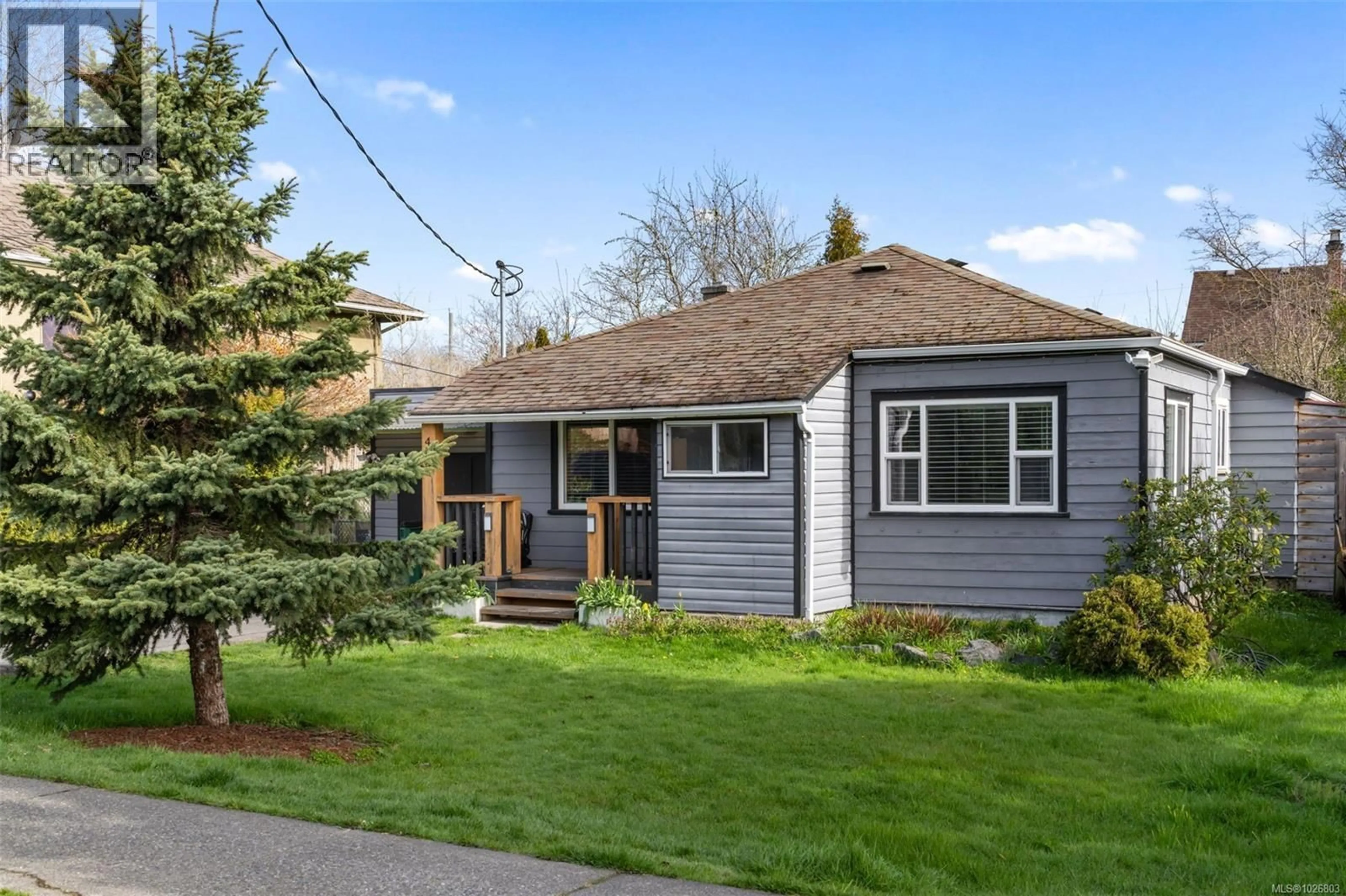 Home with vinyl exterior material, street for 450 OBED AVENUE, Saanich British Columbia V9A1K5