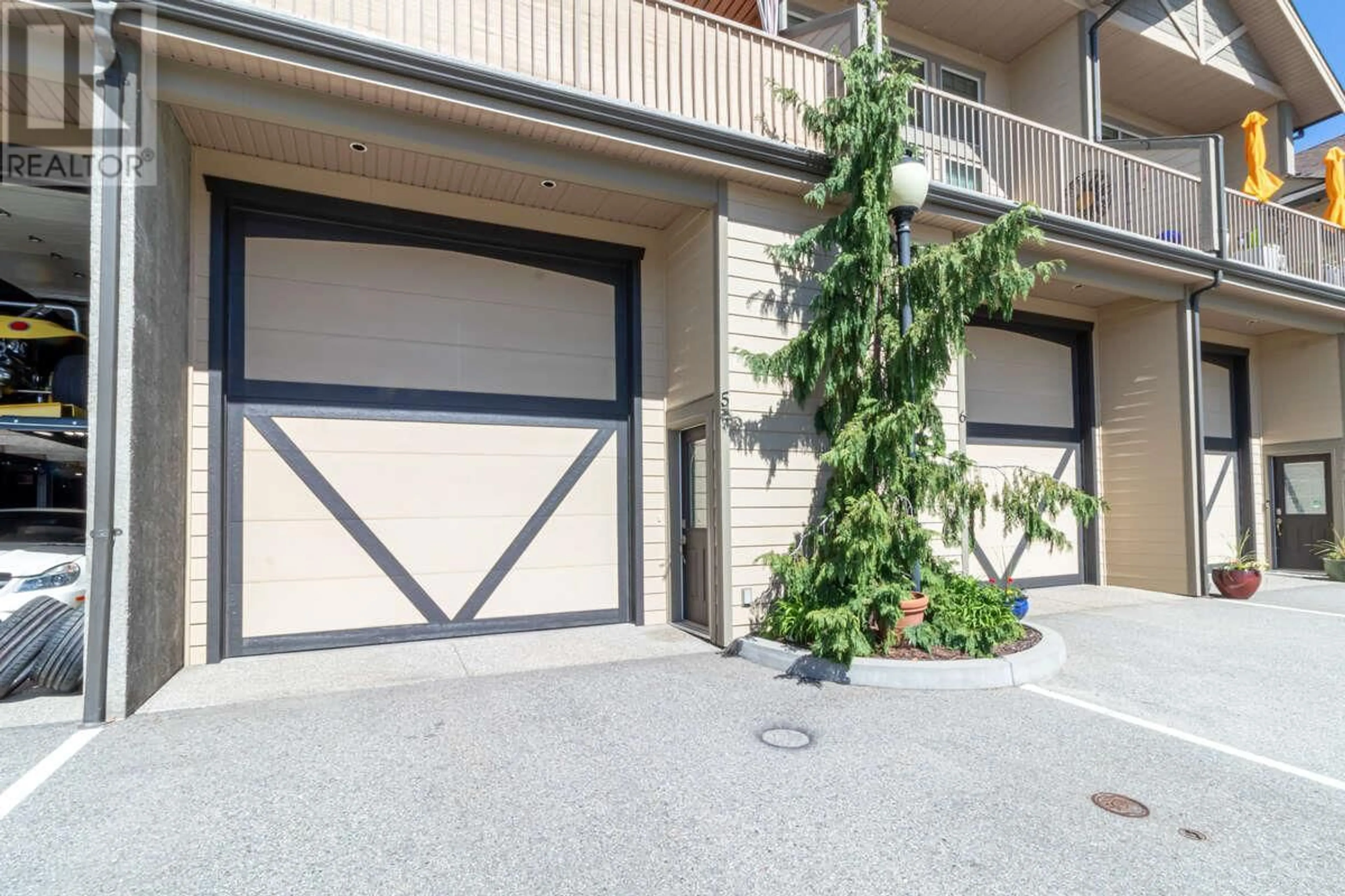 Contemporary kitchen for 3359 Cougar Road Unit# 5, West Kelowna British Columbia V4T3G1