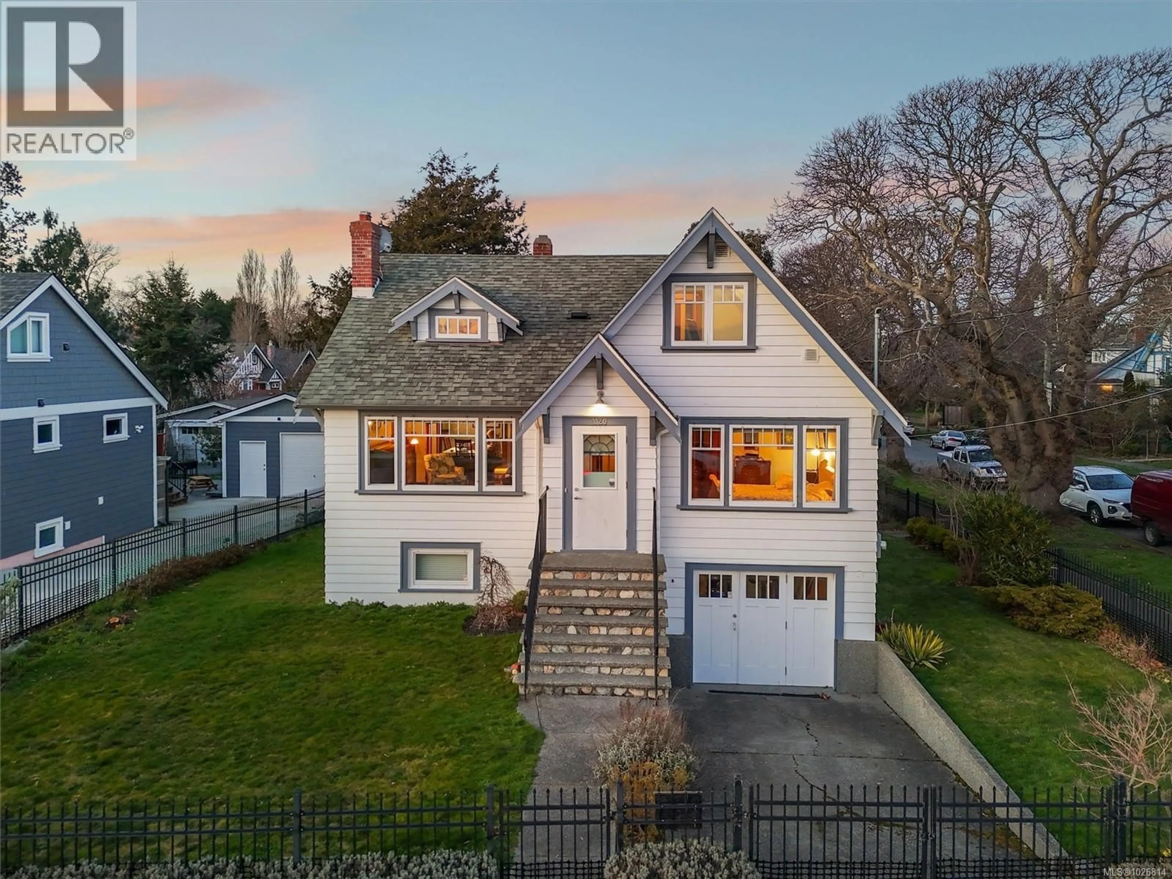 A pic from outside/outdoor area/front of a property/back of a property/a pic from drone, street for 1120 DALLAS ROAD, Victoria British Columbia V8V1B8