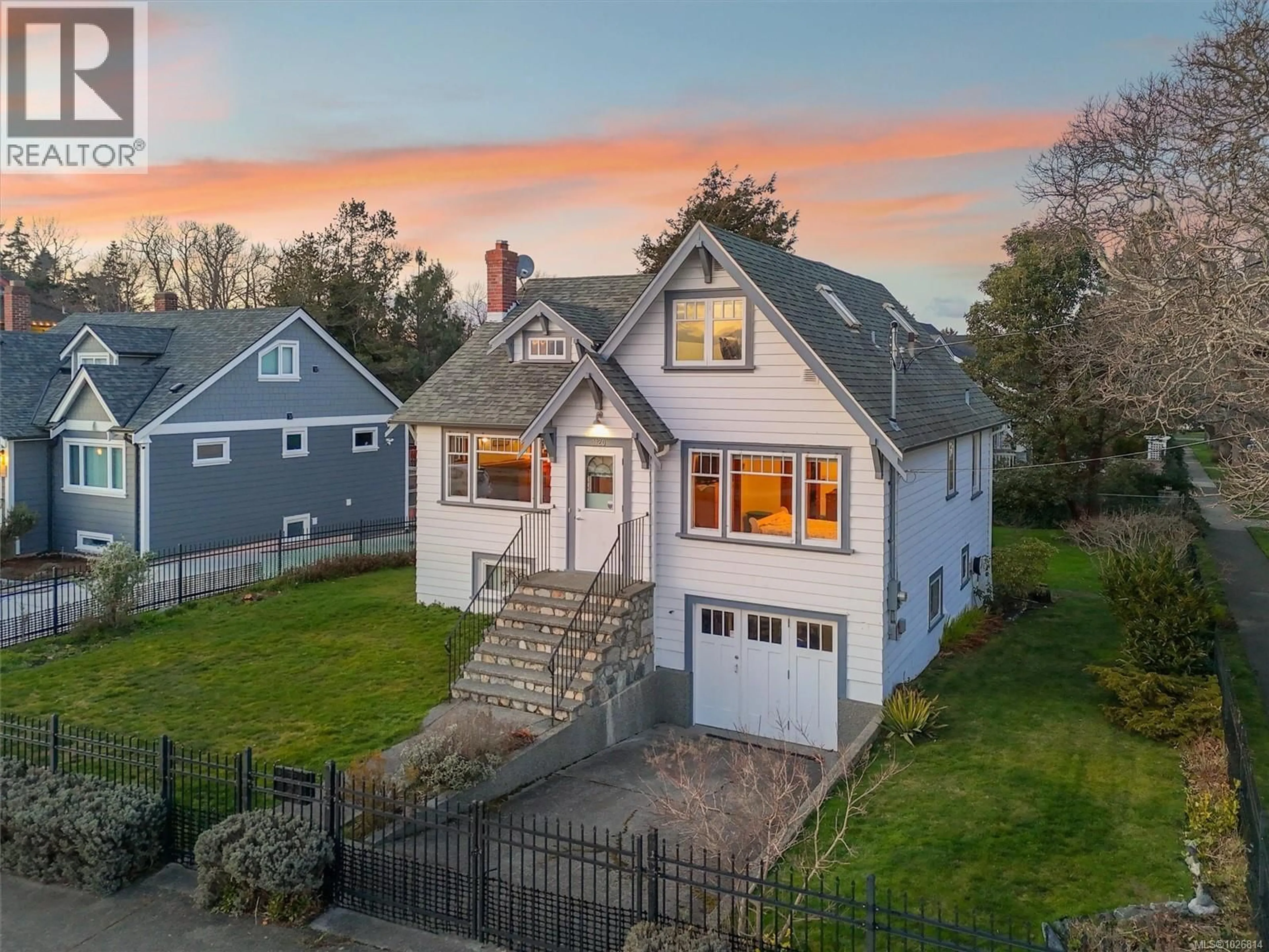 A pic from outside/outdoor area/front of a property/back of a property/a pic from drone, street for 1120 DALLAS ROAD, Victoria British Columbia V8V1B8