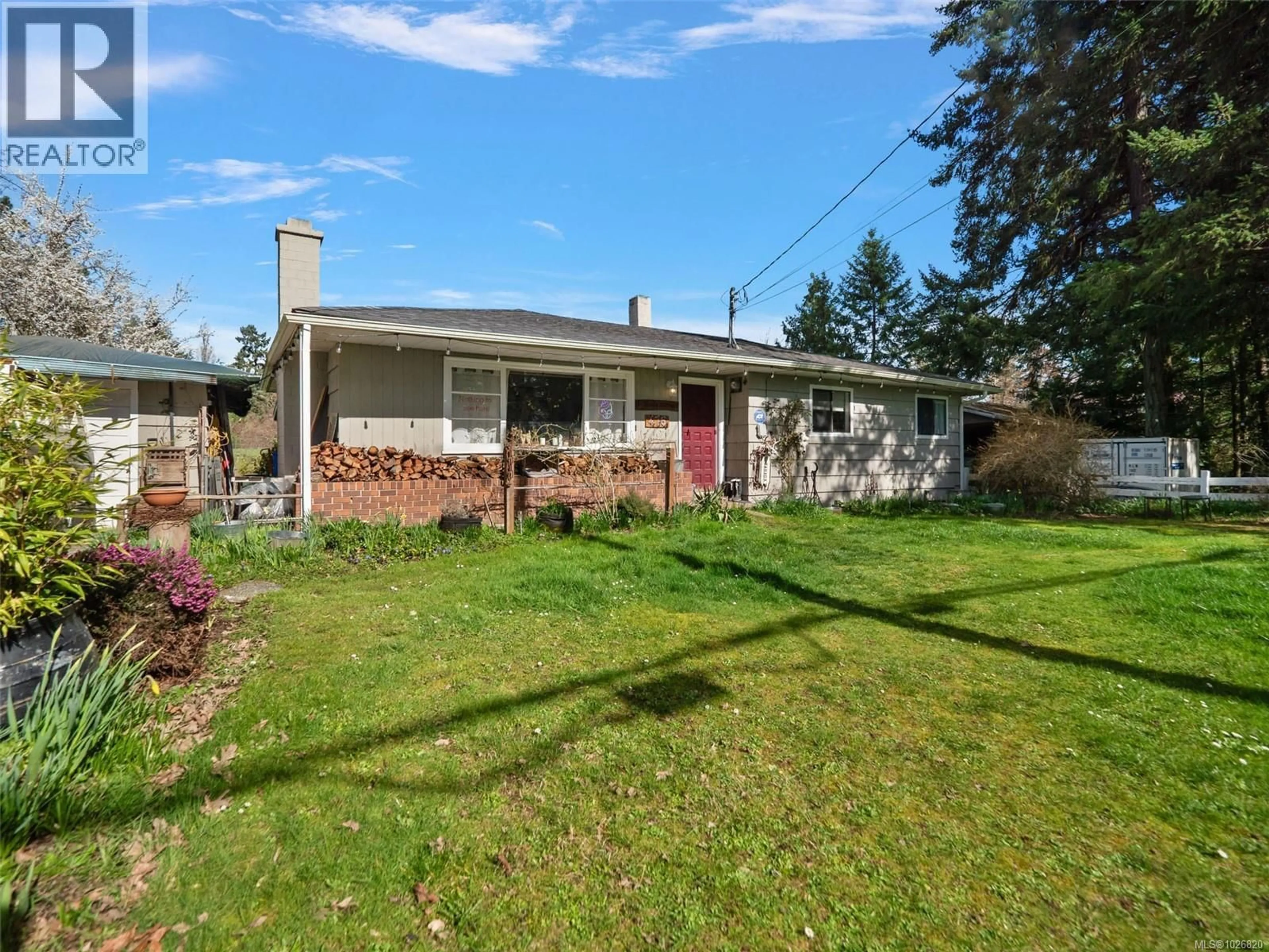 A pic from outside/outdoor area/front of a property/back of a property/a pic from drone, street for 476 QUAYLE ROAD, Saanich British Columbia V9E2J7