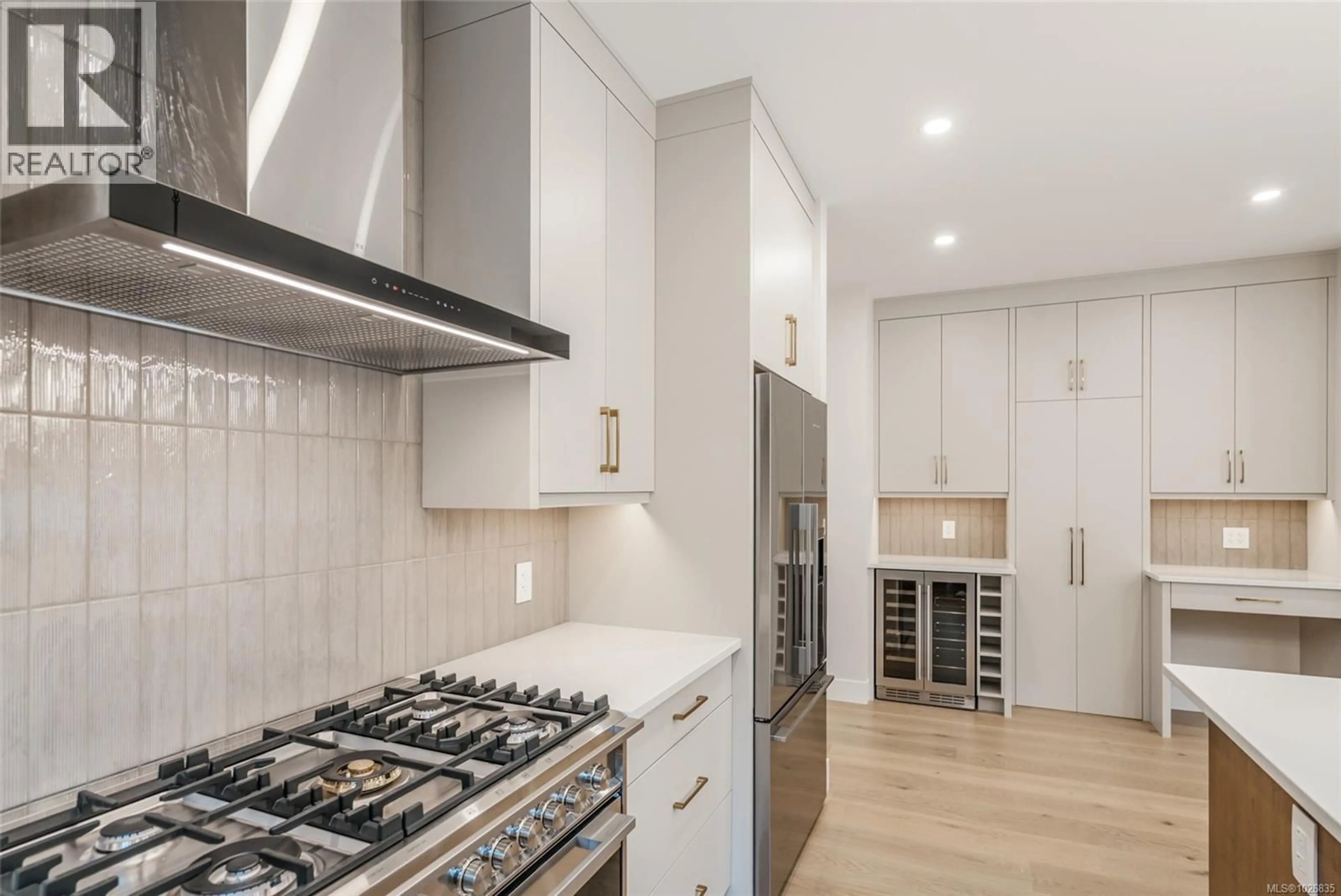 Contemporary kitchen, ceramic/tile floor for 513 HOLE-IN-ONE DRIVE, Qualicum Beach British Columbia V9K0B9