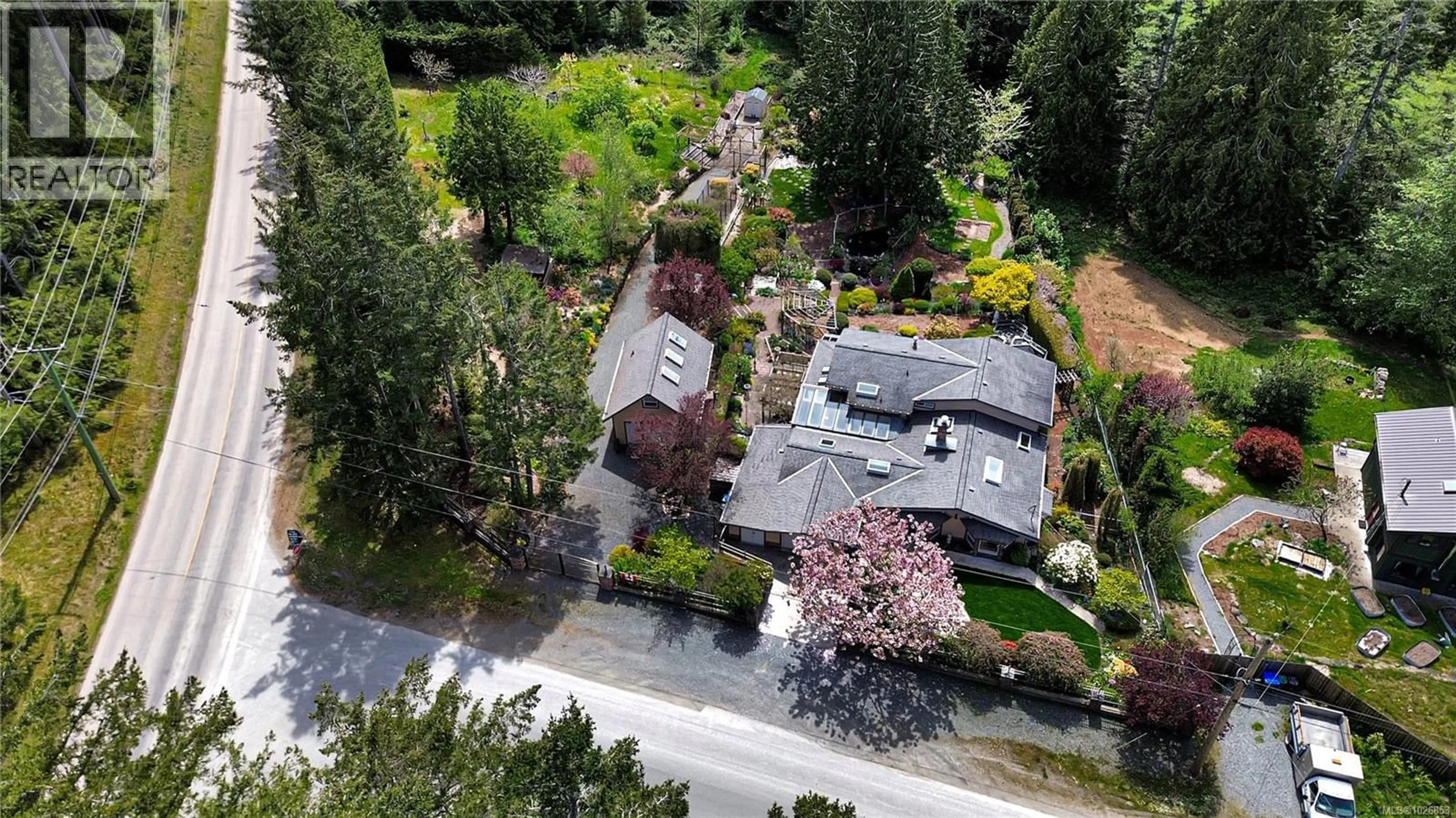 A pic from outside/outdoor area/front of a property/back of a property/a pic from drone, street for 697 CRESTWOOD ROAD, Gabriola Island British Columbia V0R1X4