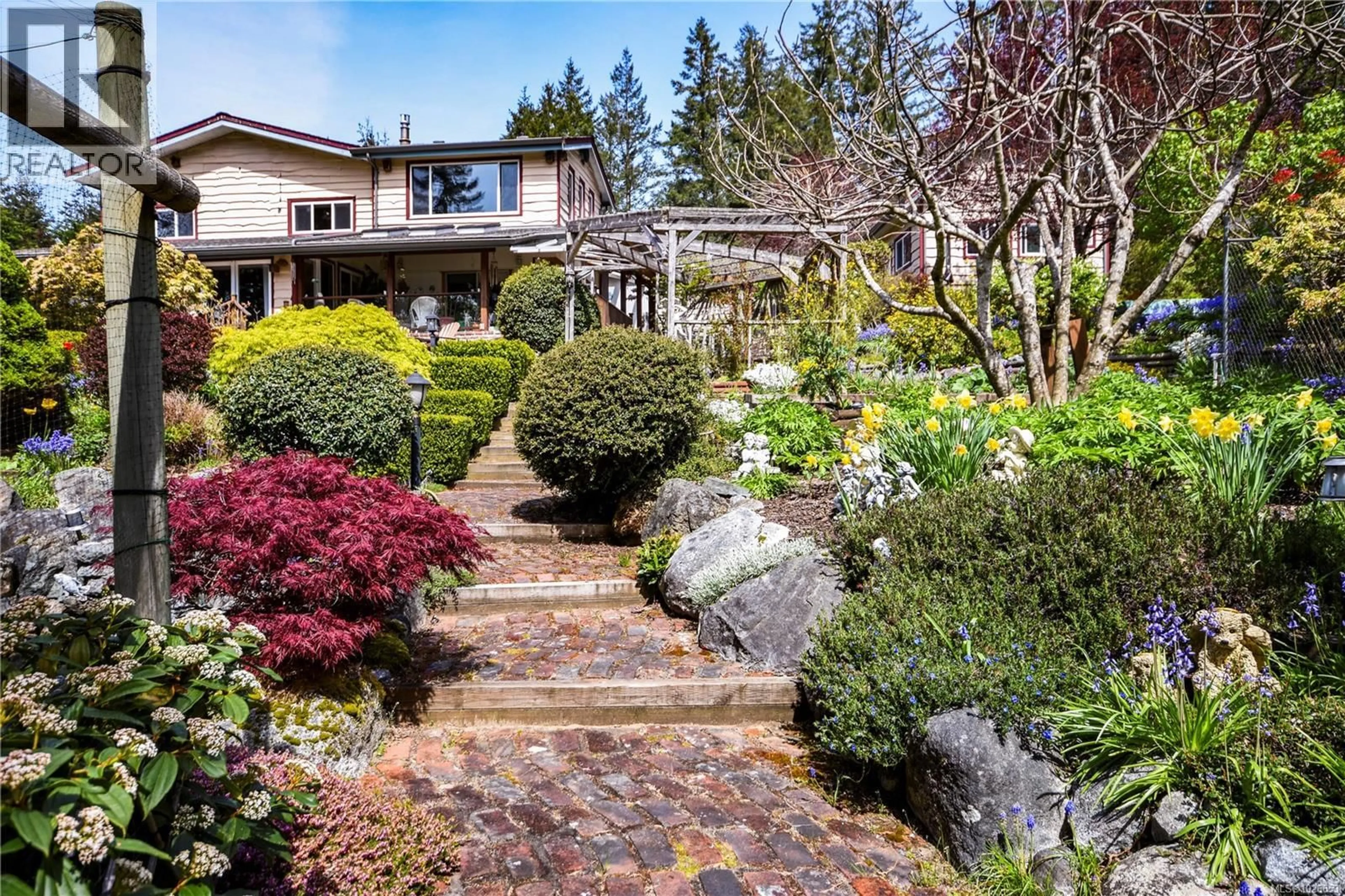 Patio, street for 697 CRESTWOOD ROAD, Gabriola Island British Columbia V0R1X4