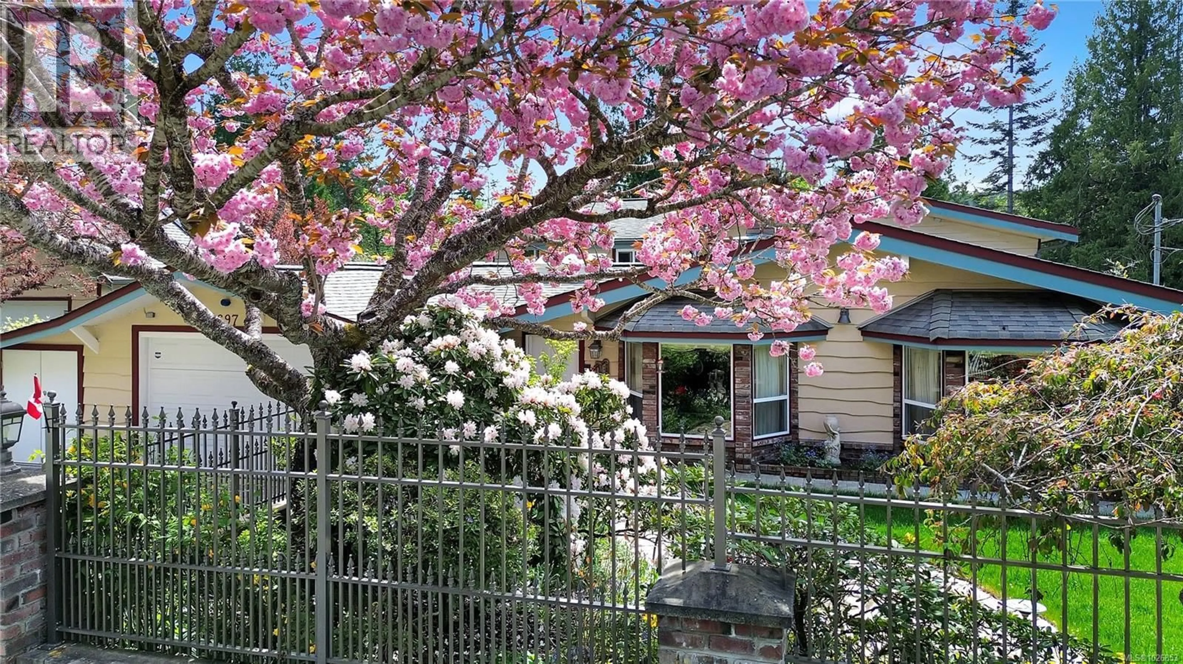 A pic from outside/outdoor area/front of a property/back of a property/a pic from drone, street for 697 CRESTWOOD ROAD, Gabriola Island British Columbia V0R1X4
