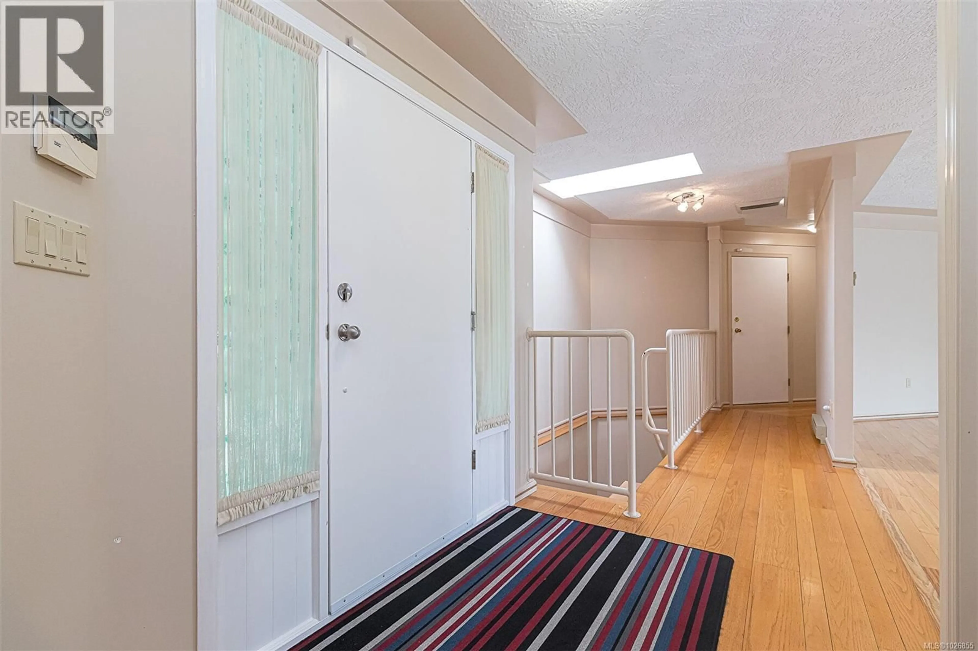 Indoor foyer for 4569 BOULDERWOOD DRIVE, Saanich British Columbia V8Y3A5