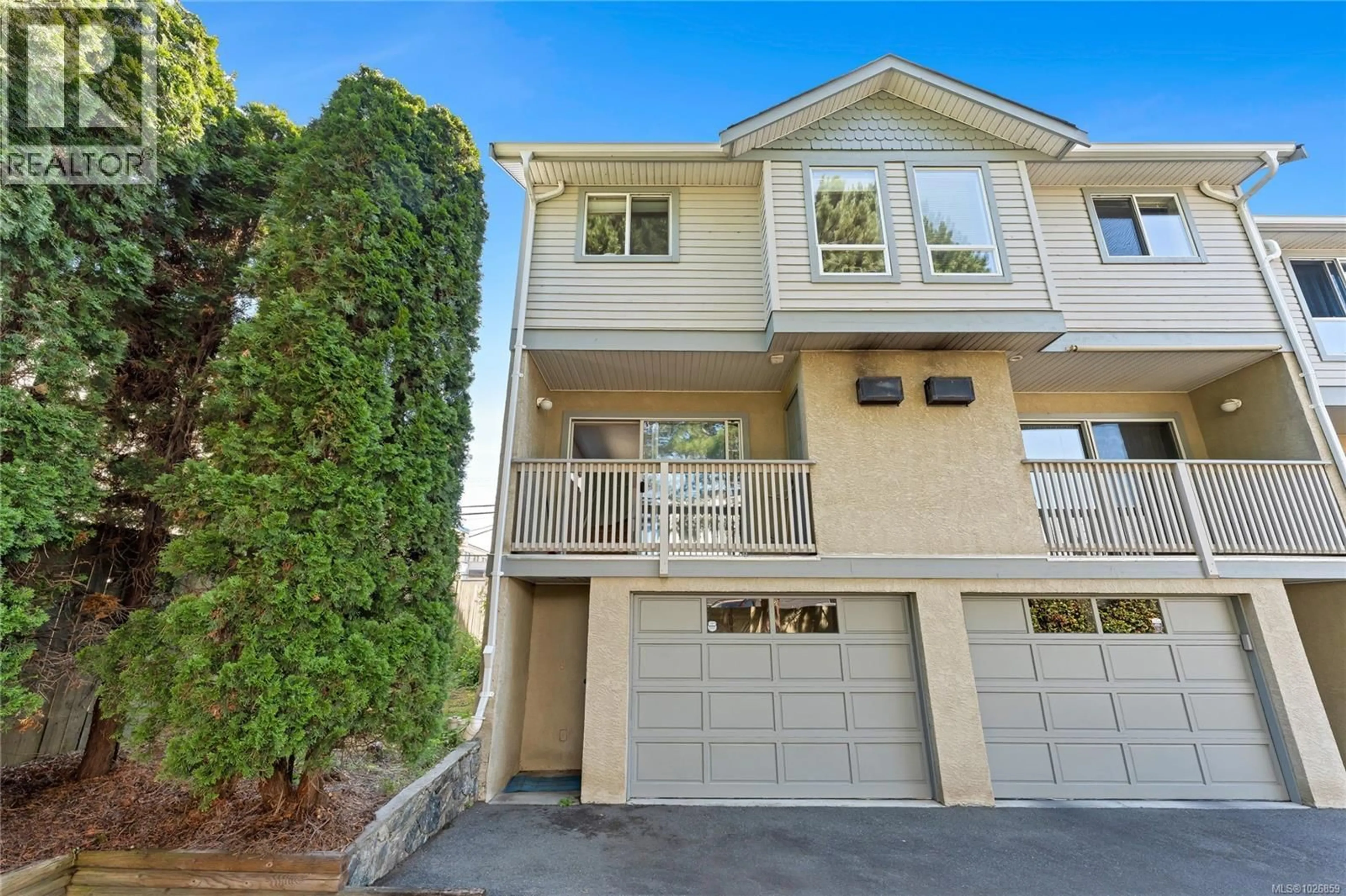 Home with vinyl exterior material, street for 3014 SCOTT STREET, Victoria British Columbia V8R4J8