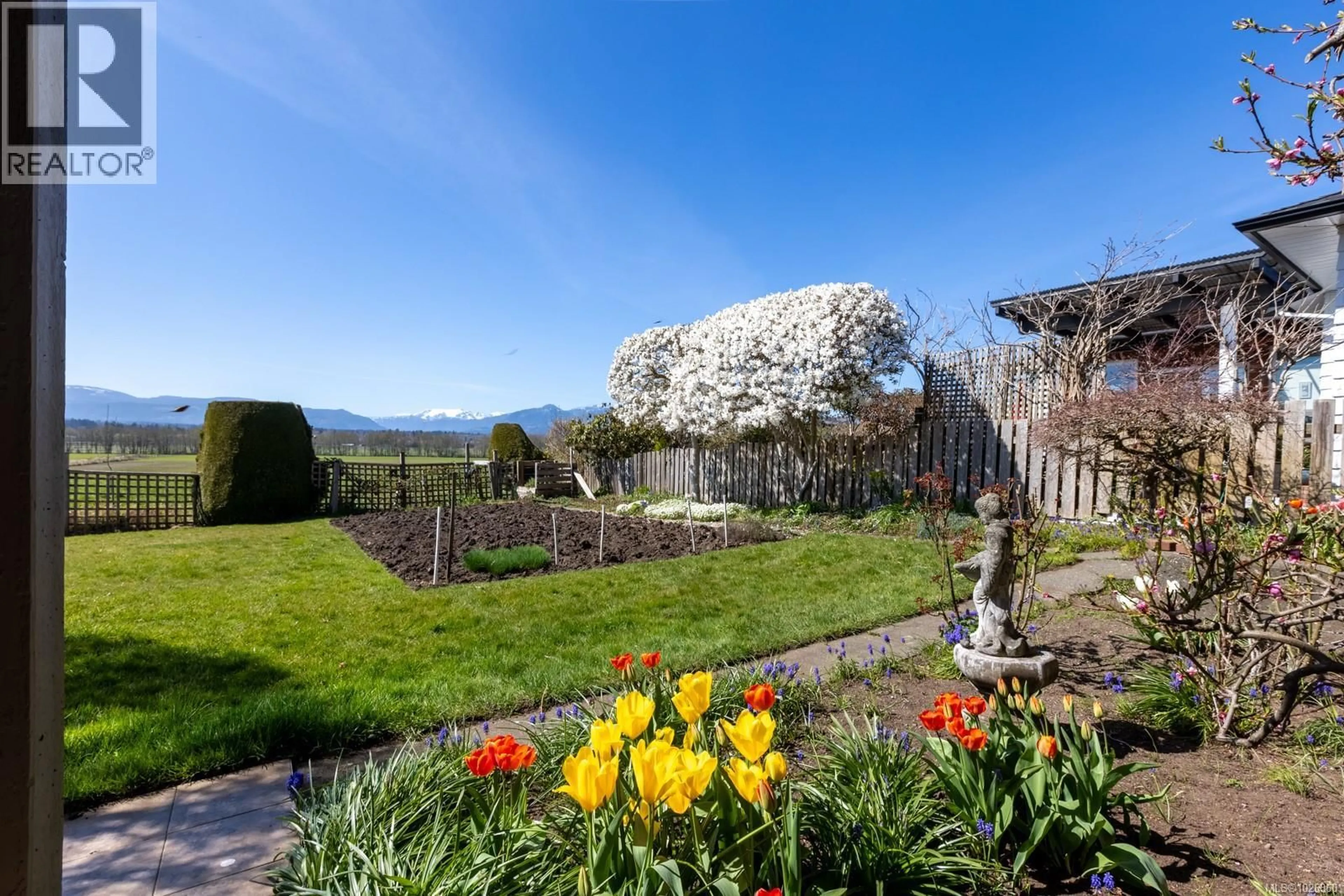 A pic from outside/outdoor area/front of a property/back of a property/a pic from drone, mountain view for 1575 WILLIAMS ROAD, Courtenay British Columbia V9N7A4