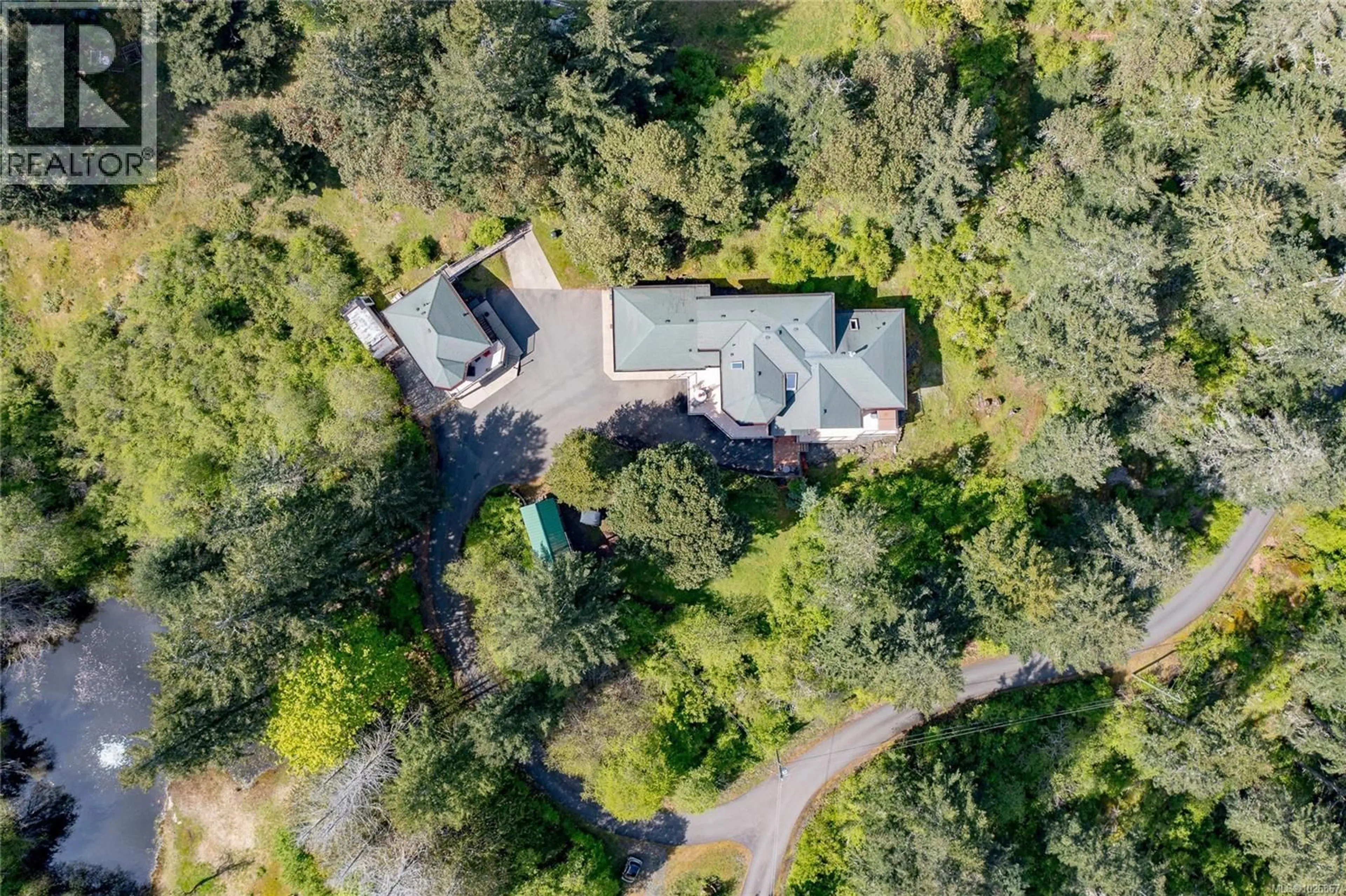 A pic from outside/outdoor area/front of a property/back of a property/a pic from drone, unknown for 1450 WHITE PINE TERRACE, Highlands British Columbia V9B6J3