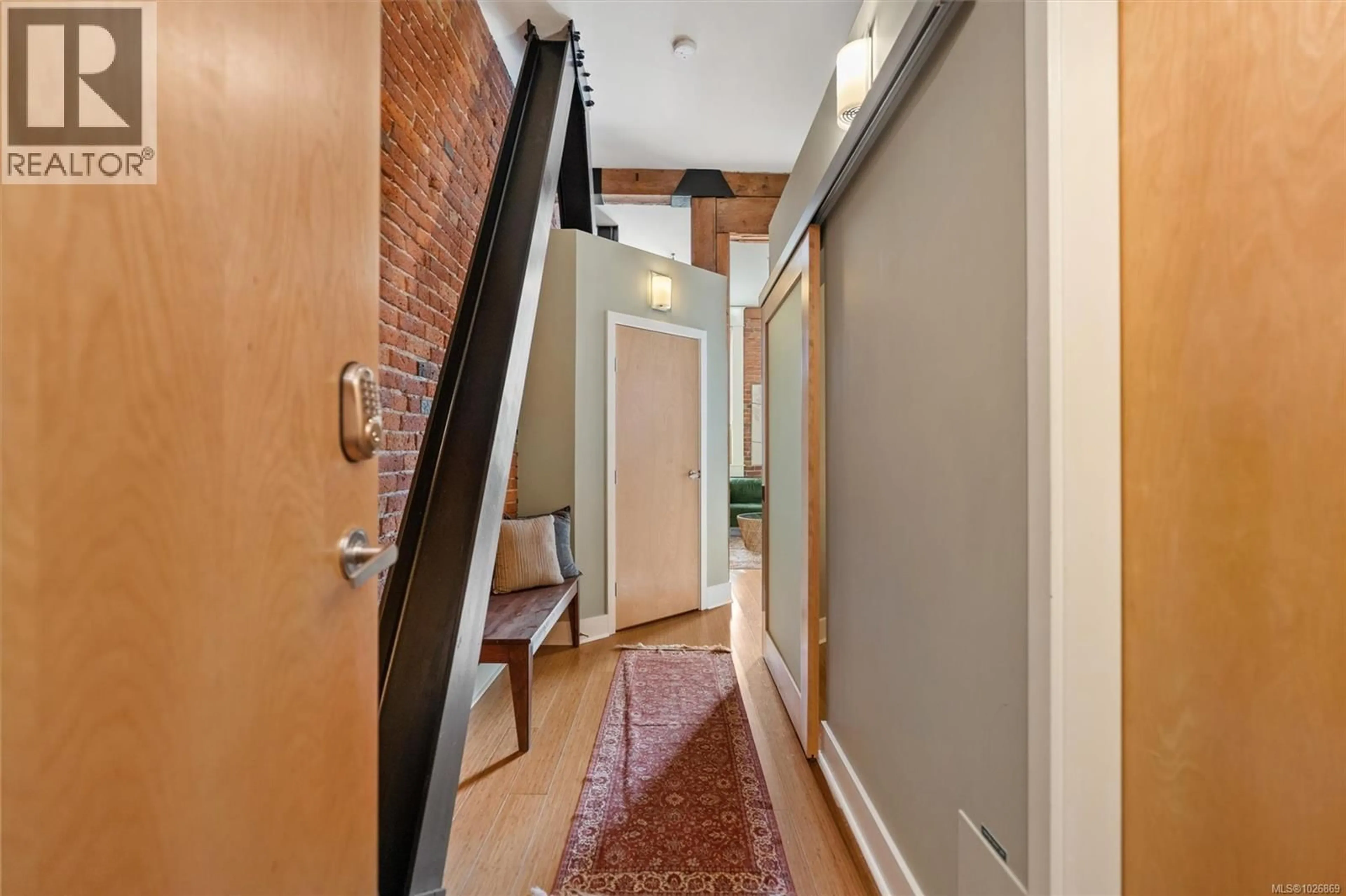 Indoor entryway for 204 - 610 JOHNSON STREET, Victoria British Columbia V8W1M4