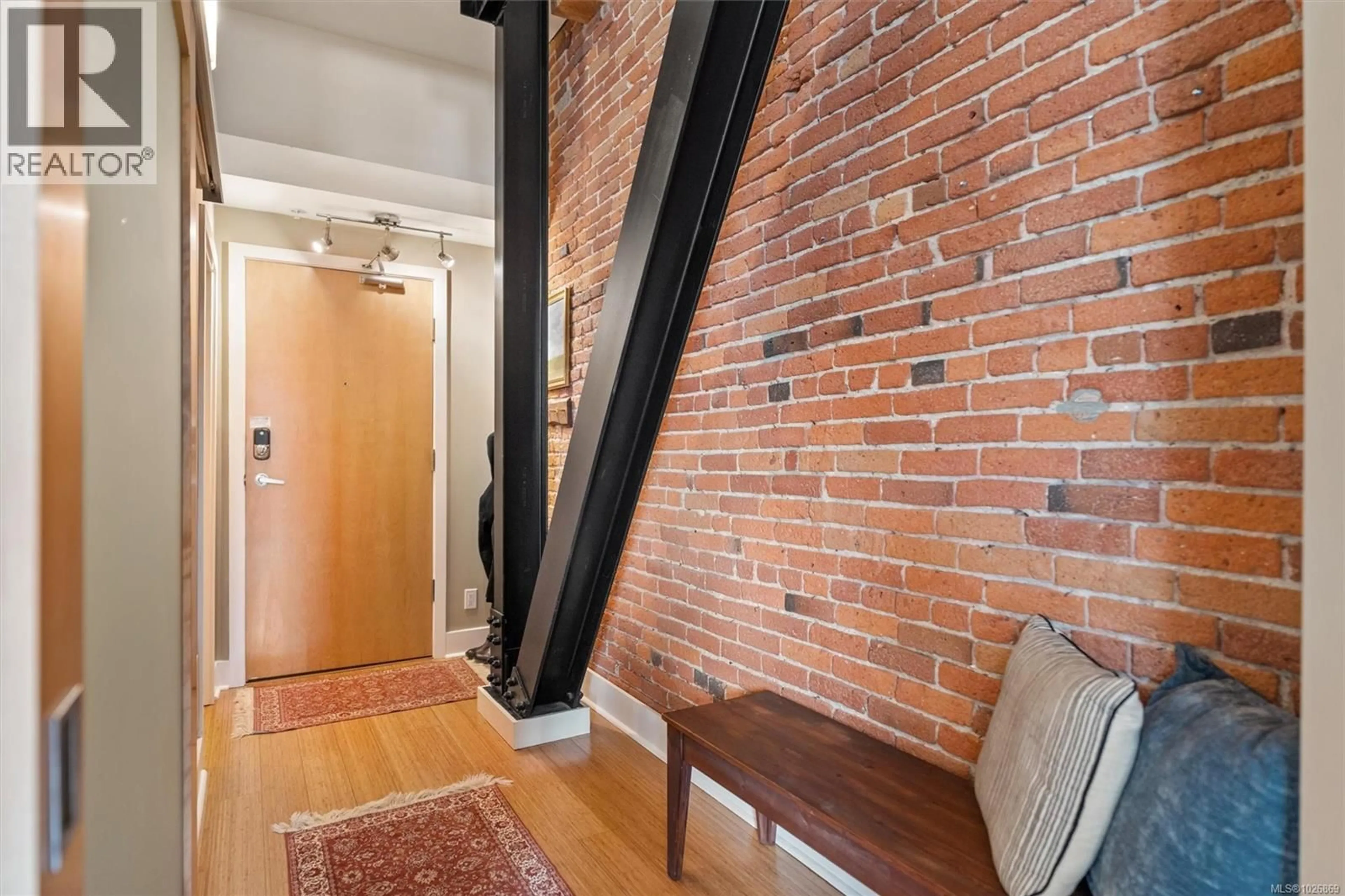 Indoor entryway for 204 - 610 JOHNSON STREET, Victoria British Columbia V8W1M4