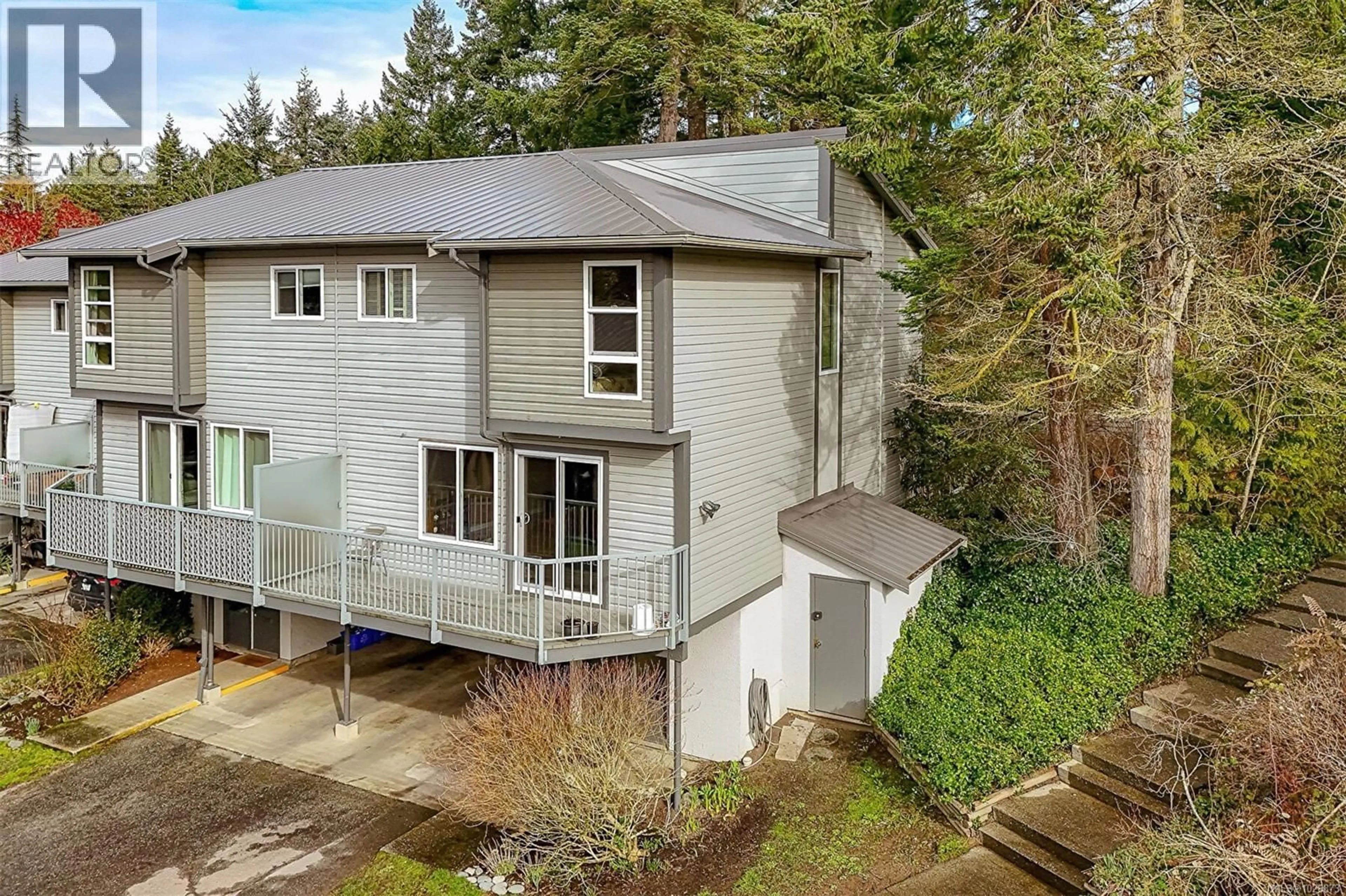 A pic from outside/outdoor area/front of a property/back of a property/a pic from drone, street for 590 CARNATION PLACE, Saanich British Columbia V8Z6G5