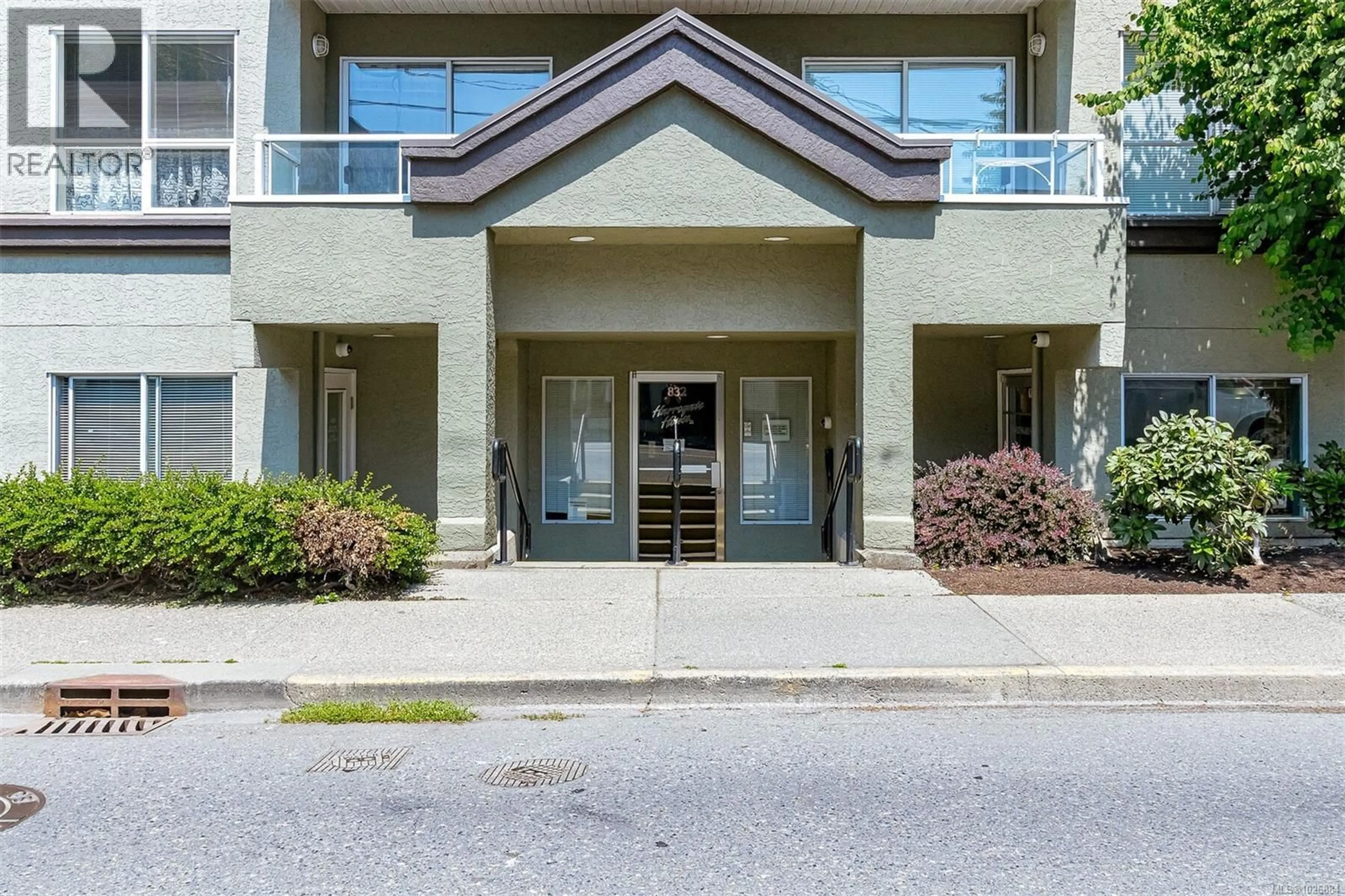 Indoor foyer for 102 & 103 - 832 FISGARD STREET, Victoria British Columbia V8W1S1