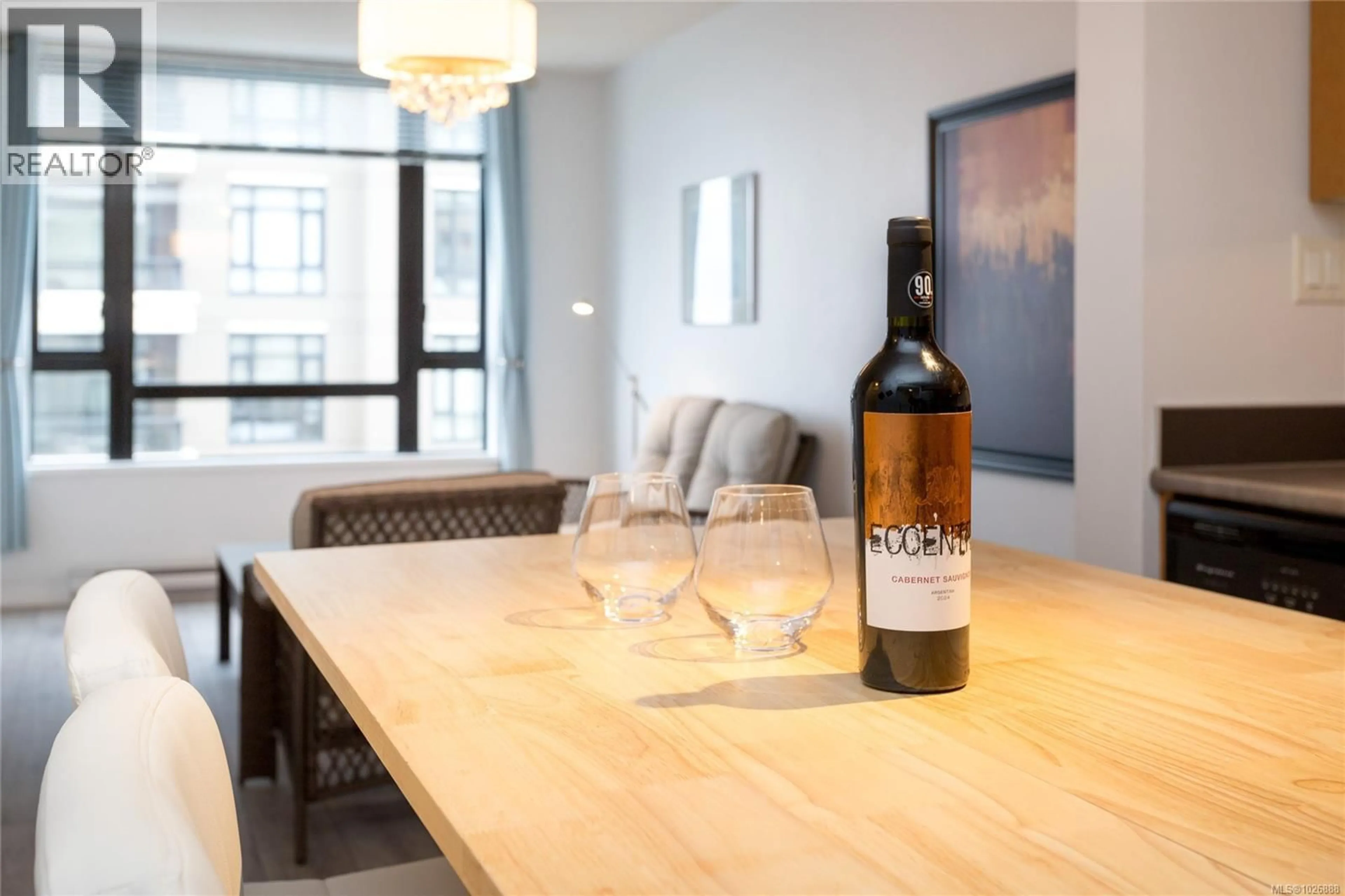 Dining room, wood/laminate floor for 1006 - 751 FAIRFIELD ROAD, Victoria British Columbia V8W4A4