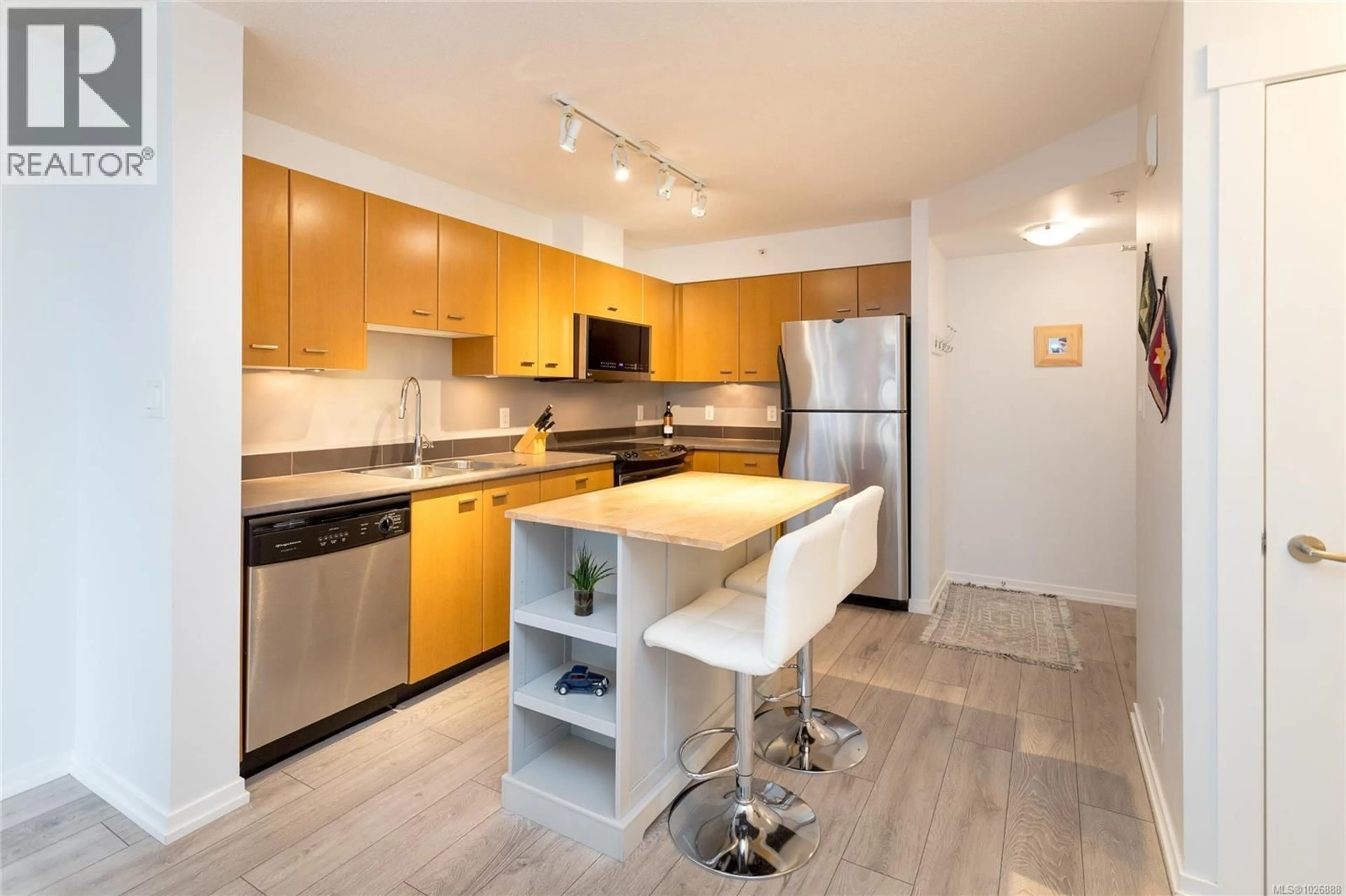 Standard kitchen, unknown for 1006 - 751 FAIRFIELD ROAD, Victoria British Columbia V8W4A4