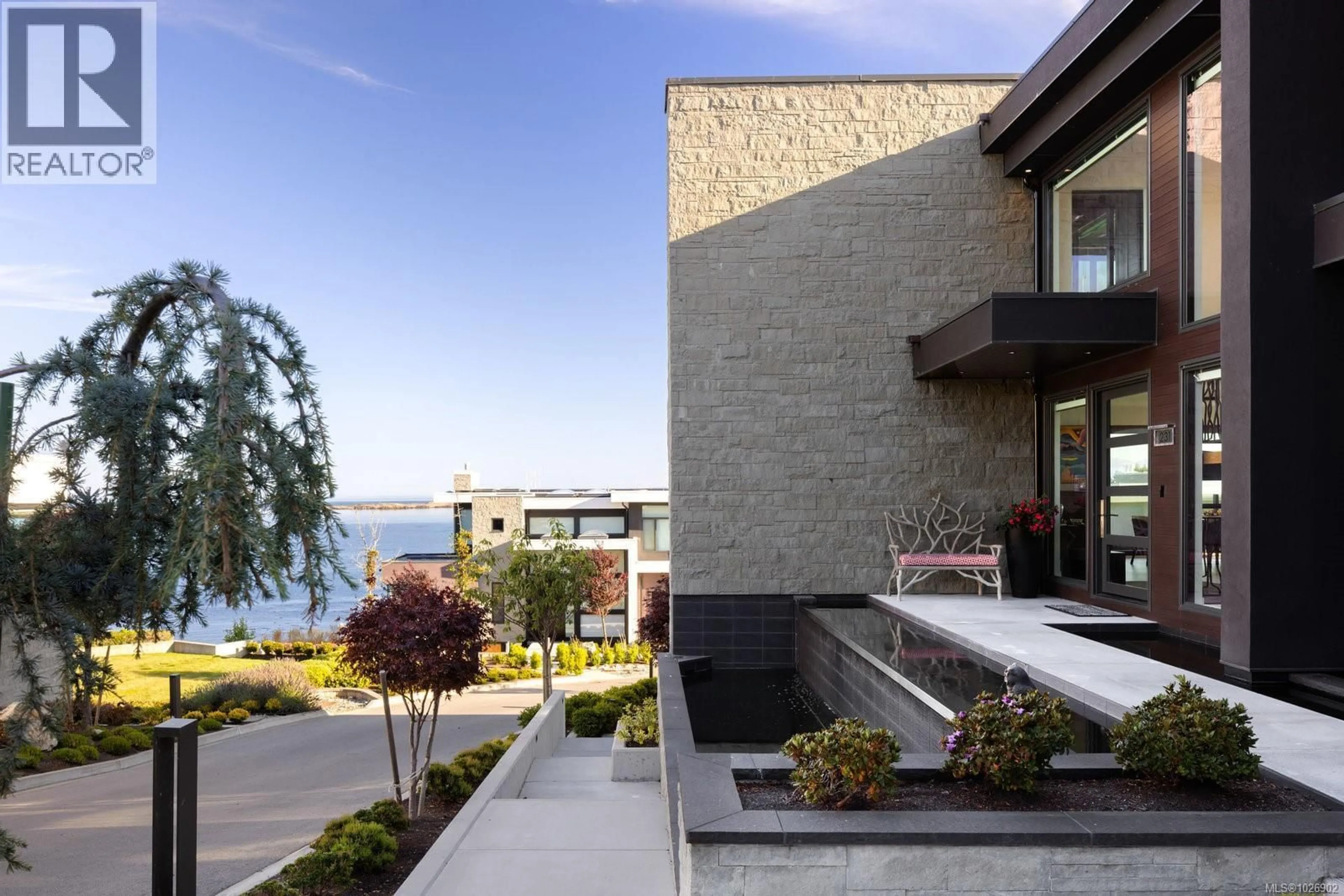 Patio, water/lake/river/ocean view for 231 HIDDEN POINT, Oak Bay British Columbia V8S2J8