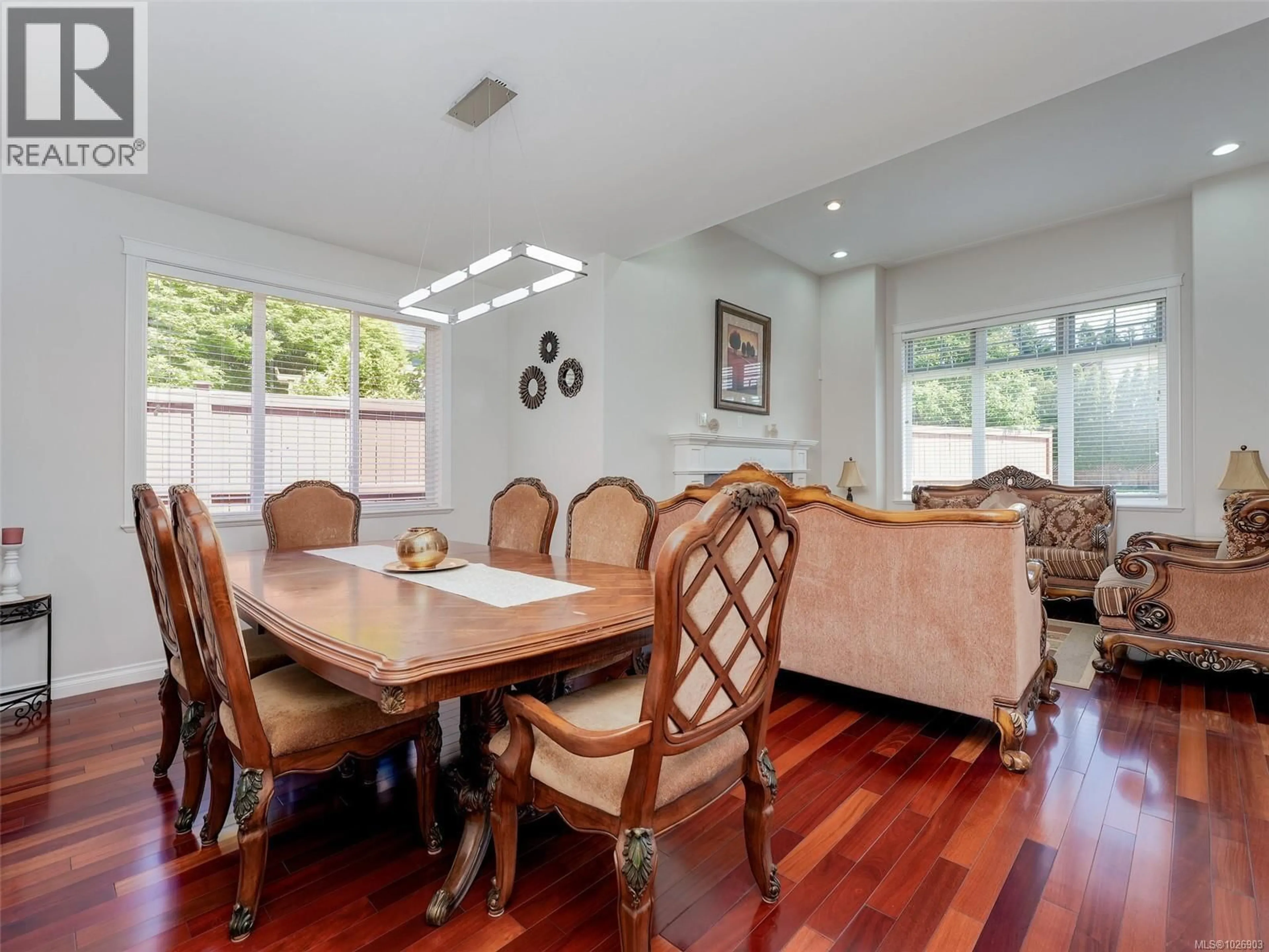 Dining room, wood/laminate floor for 4276 KINCAID STREET, Saanich British Columbia V8X4R3