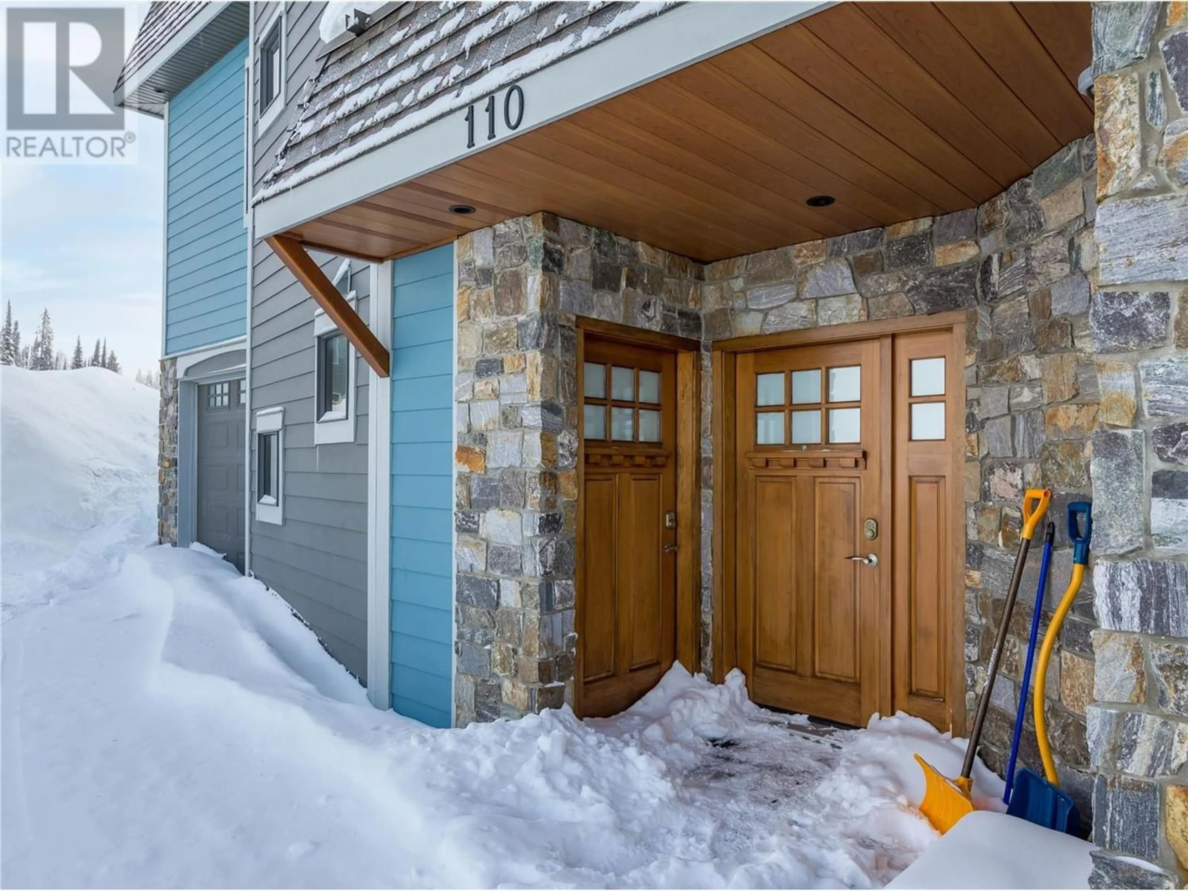 Indoor entryway for 110 Arnica Lane, Silver Star British Columbia V1B3W9