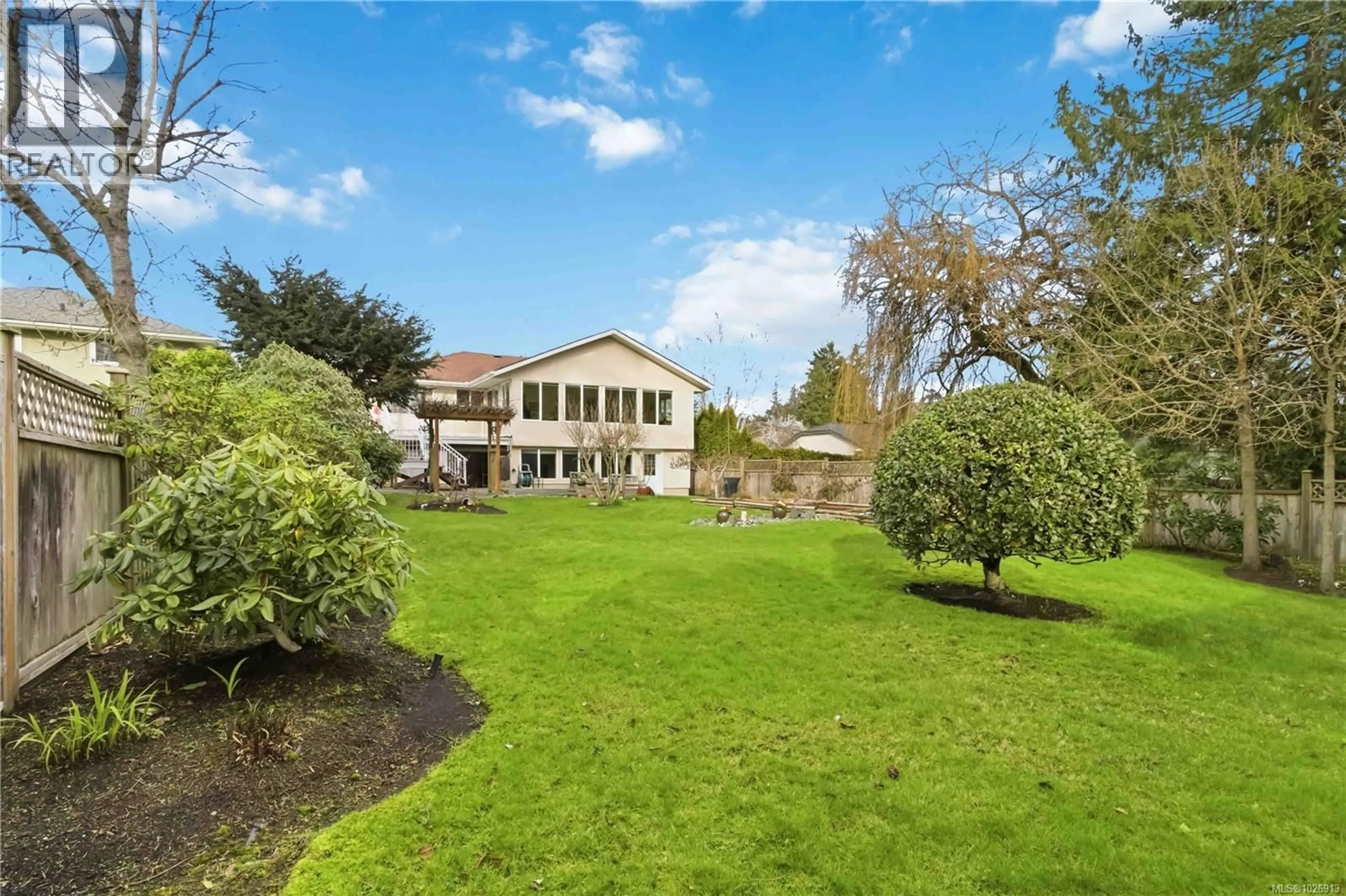 A pic from outside/outdoor area/front of a property/back of a property/a pic from drone, unknown for 1141 HADFIELD AVENUE, Esquimalt British Columbia V9A5N8