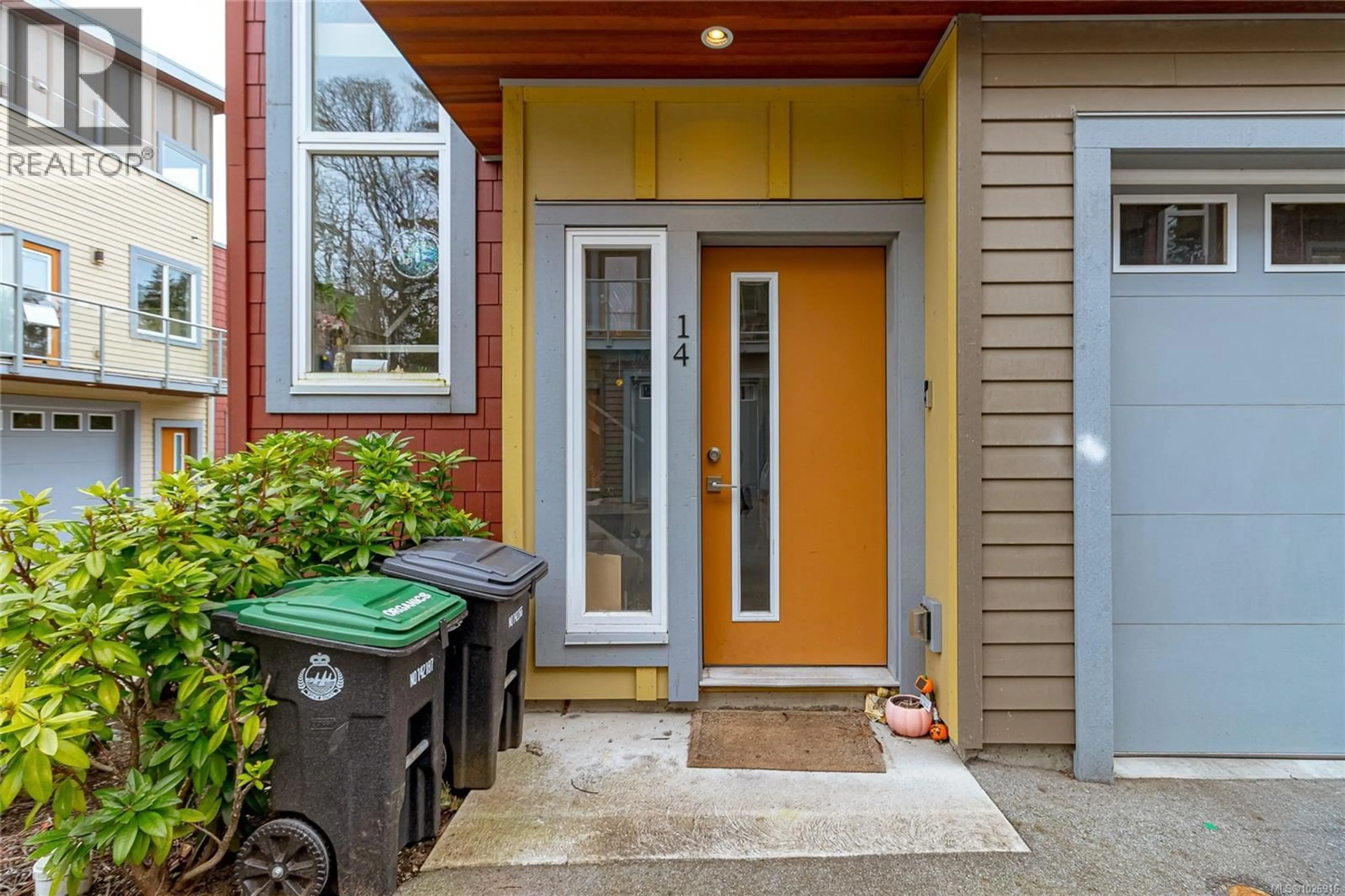 Indoor entryway for 14 - 235 ISLAND HIGHWAY, View Royal British Columbia V9B1G3