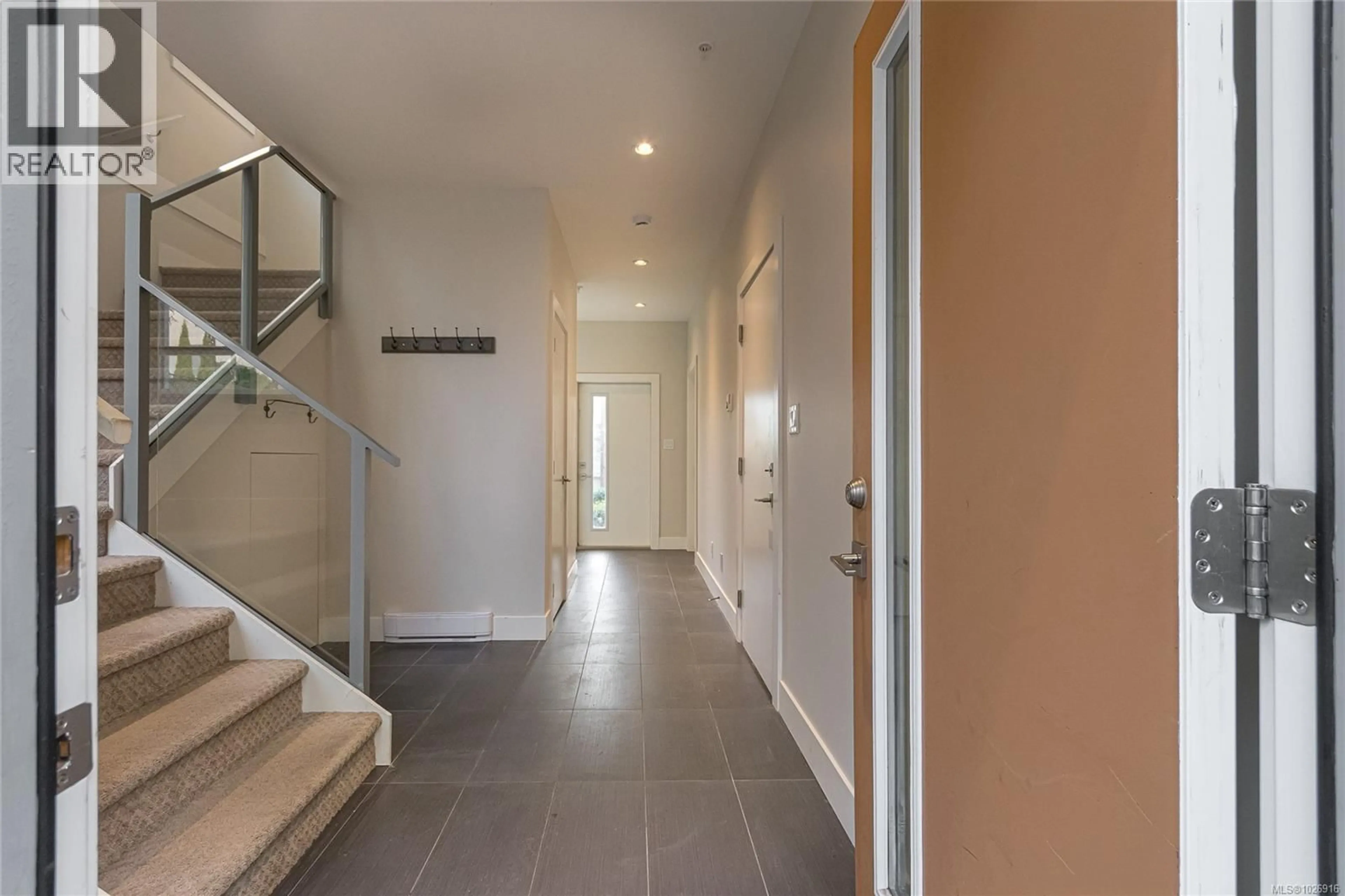 Indoor entryway for 14 - 235 ISLAND HIGHWAY, View Royal British Columbia V9B1G3