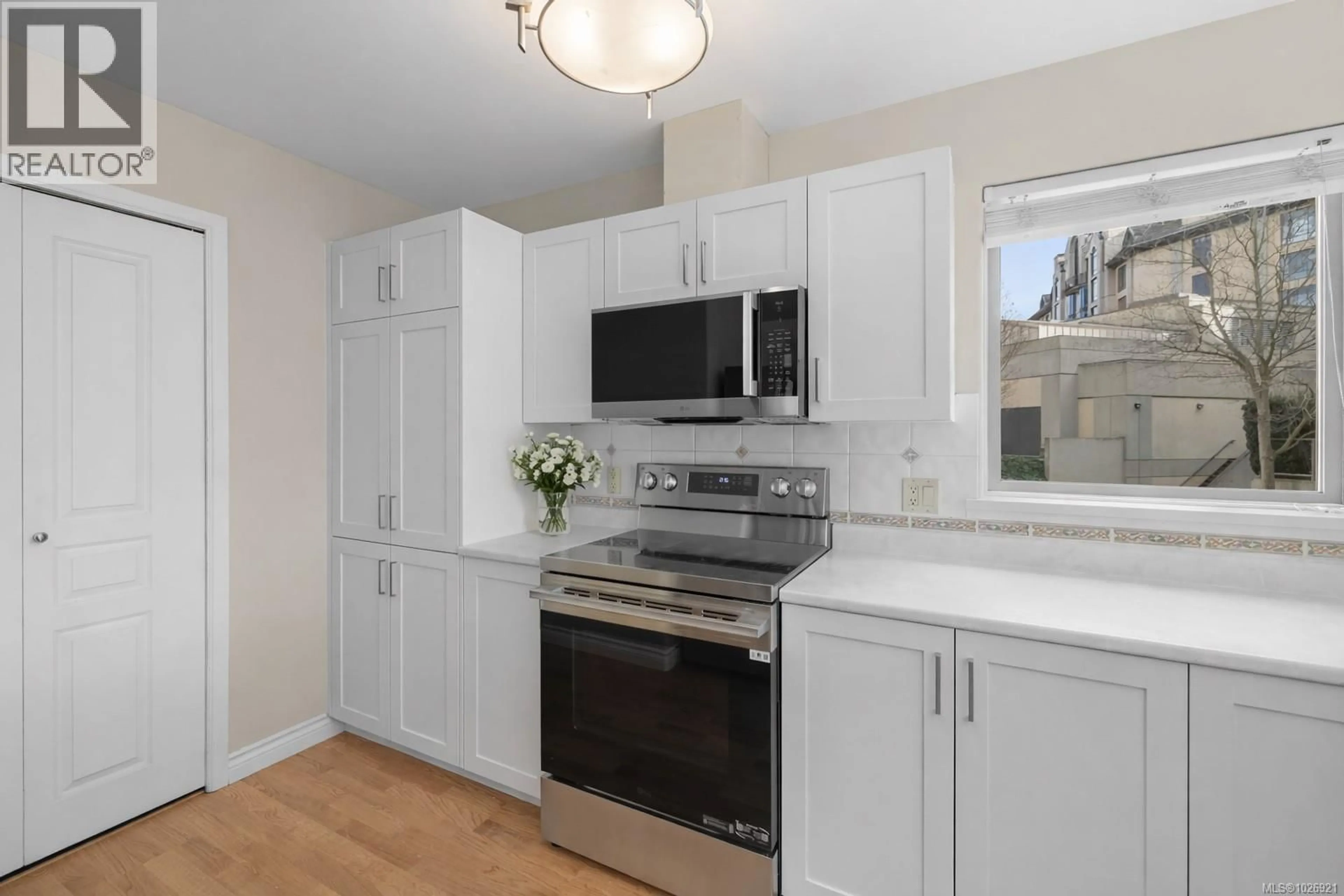 Standard kitchen, unknown for 10 - 33 SONGHEES ROAD, Victoria British Columbia V9A7M6