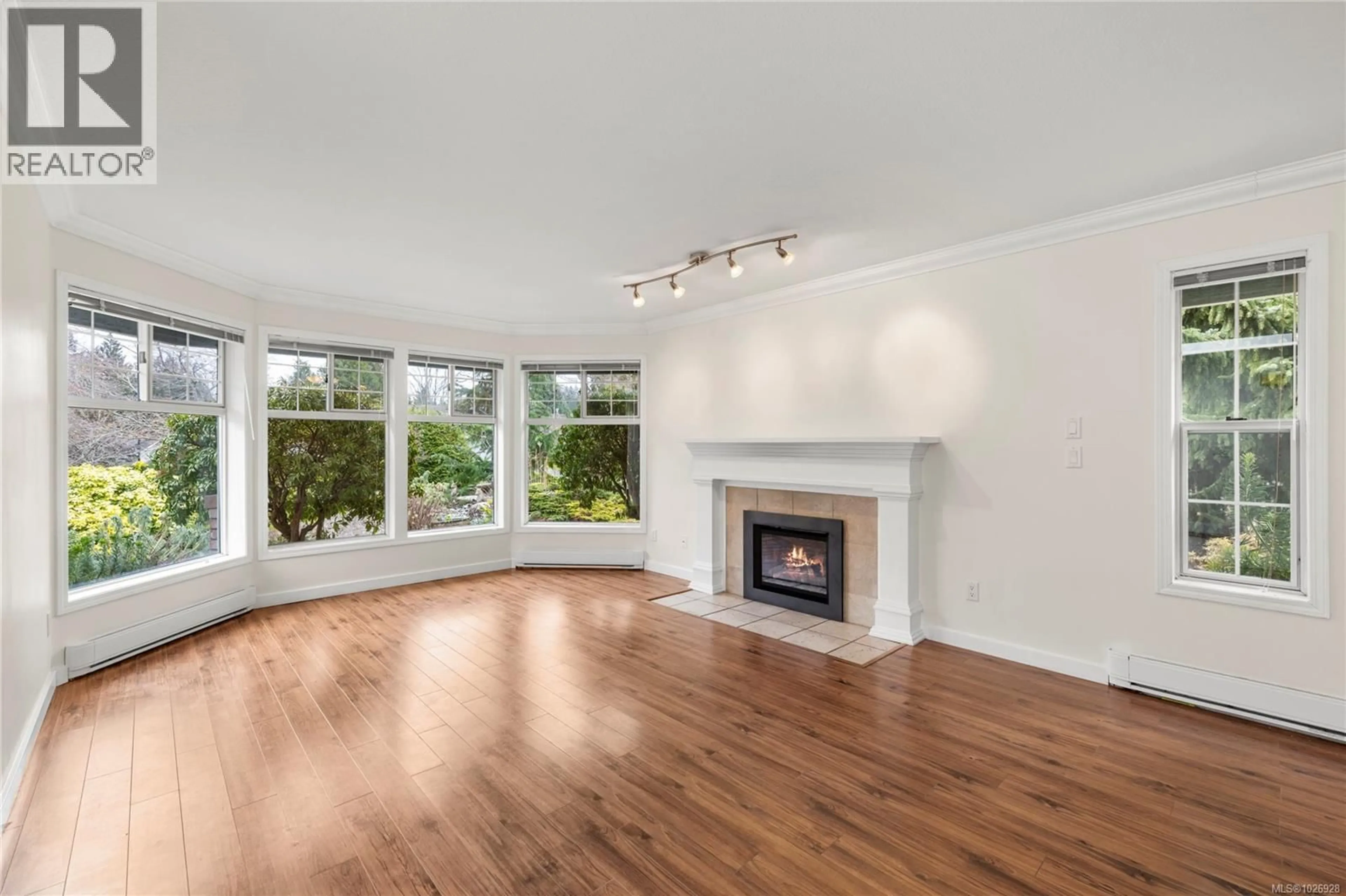 Living room with furniture, wood/laminate floor for 559 HOLLYWOOD ROAD, Qualicum Beach British Columbia V9K1A1