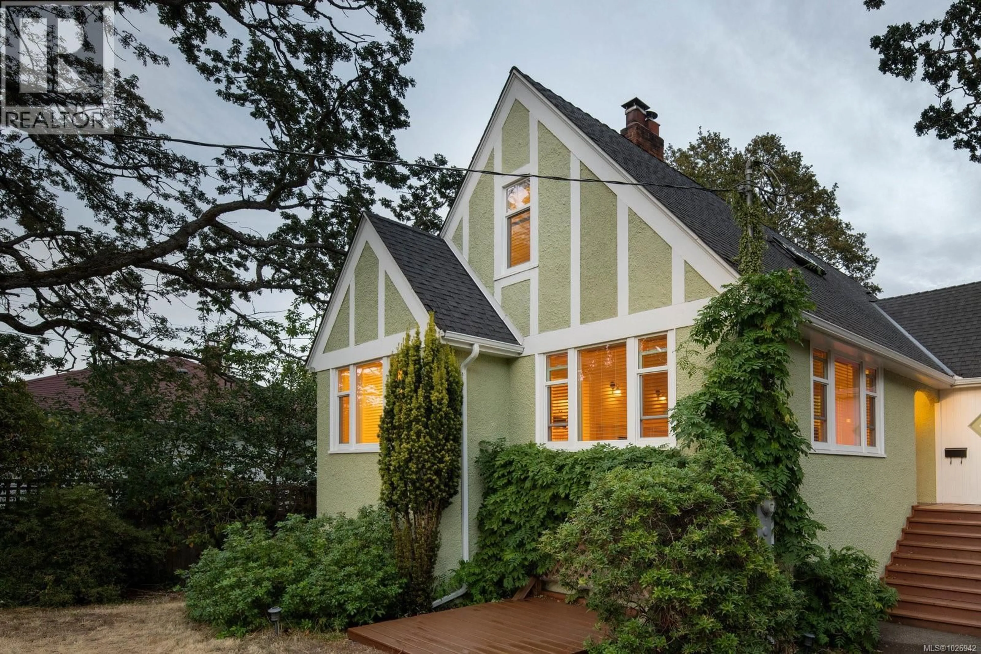 Home with brick exterior material, street for 1959 HAMPSHIRE ROAD, Oak Bay British Columbia V8R5T9