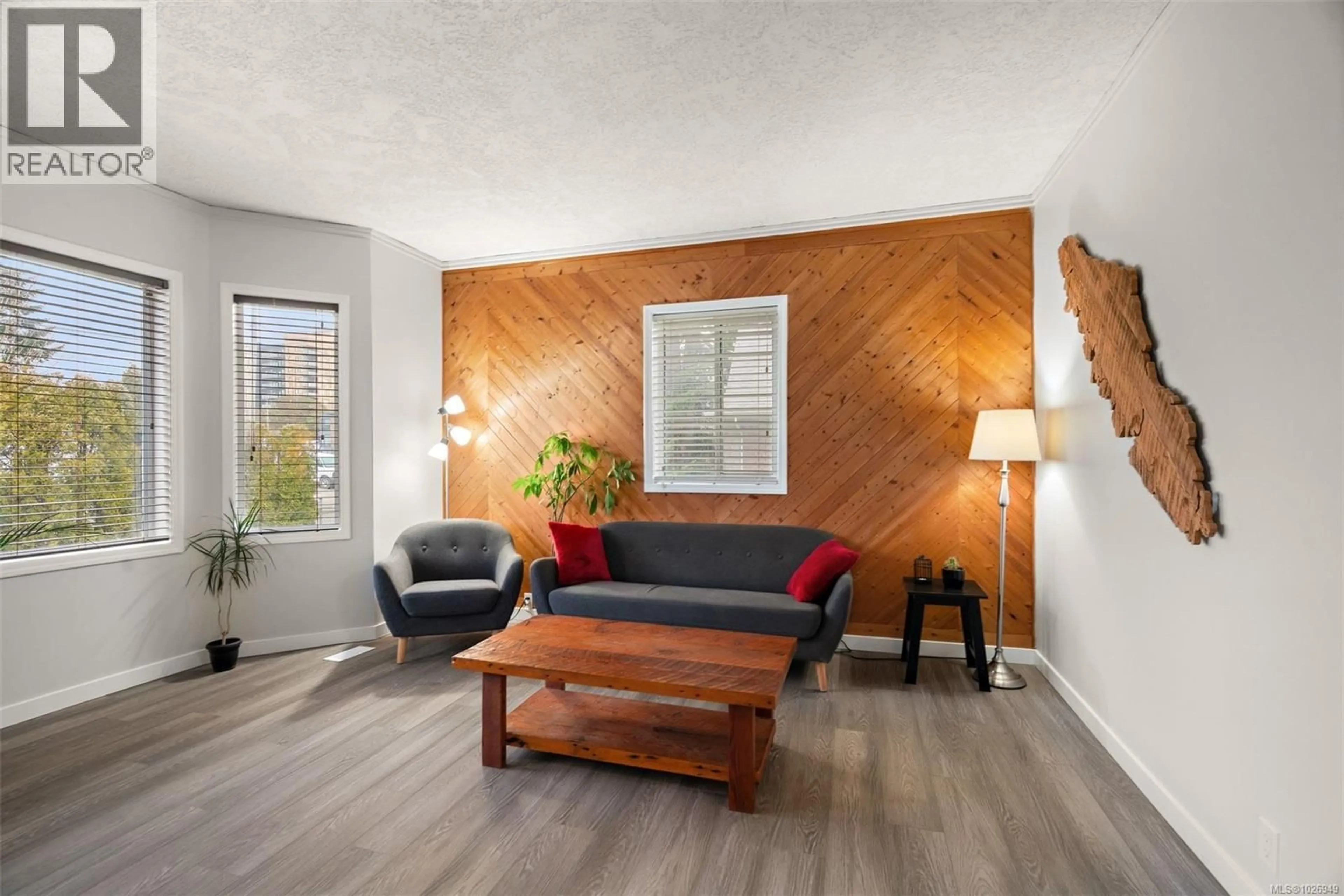 Living room with furniture, wood/laminate floor for 949 ORONO AVENUE, Langford British Columbia V9B2V2