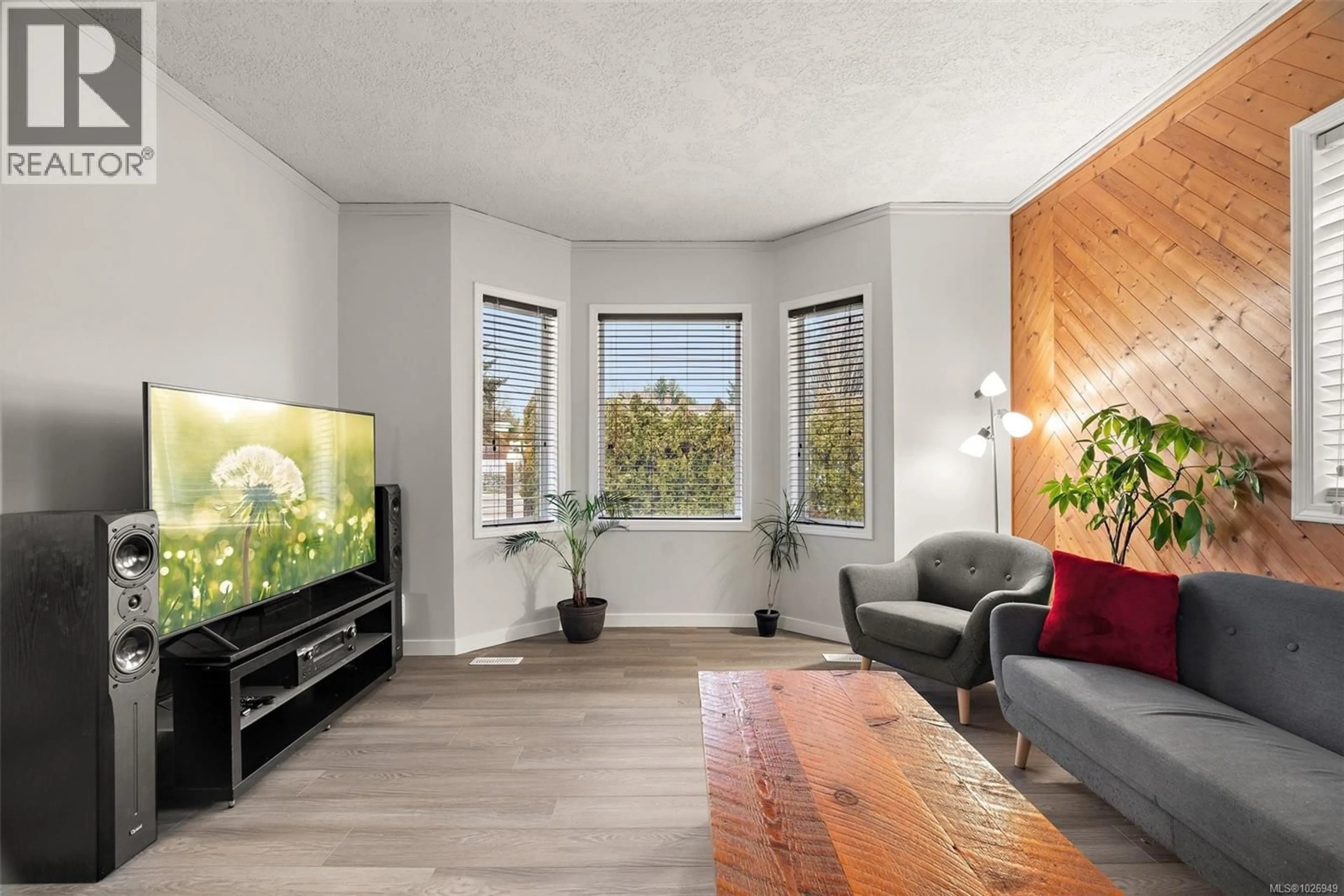 Living room with furniture, wood/laminate floor for 949 ORONO AVENUE, Langford British Columbia V9B2V2