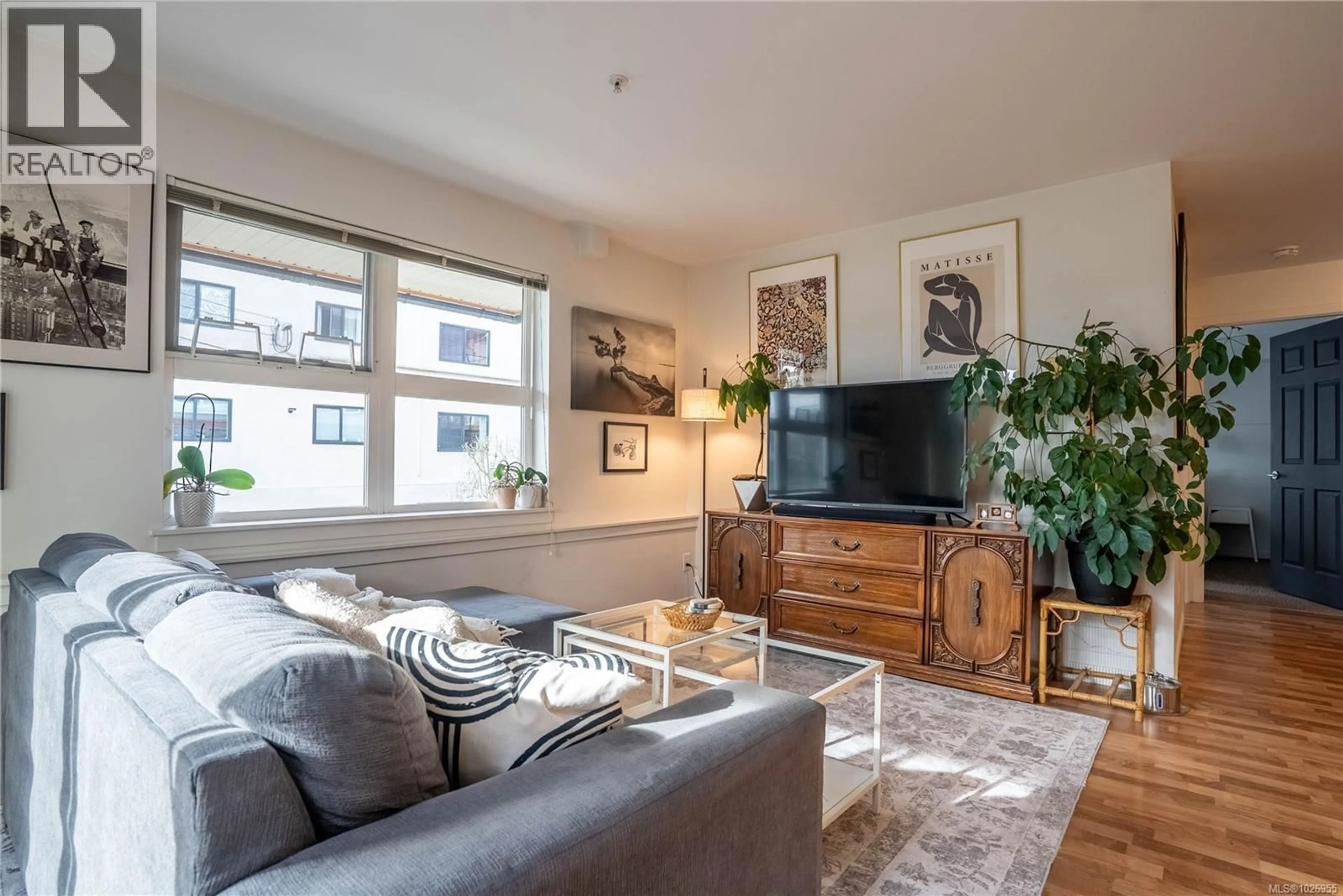 Living room with furniture, wood/laminate floor for 202 - 2940 HARRIET ROAD, Saanich British Columbia V9A1T3