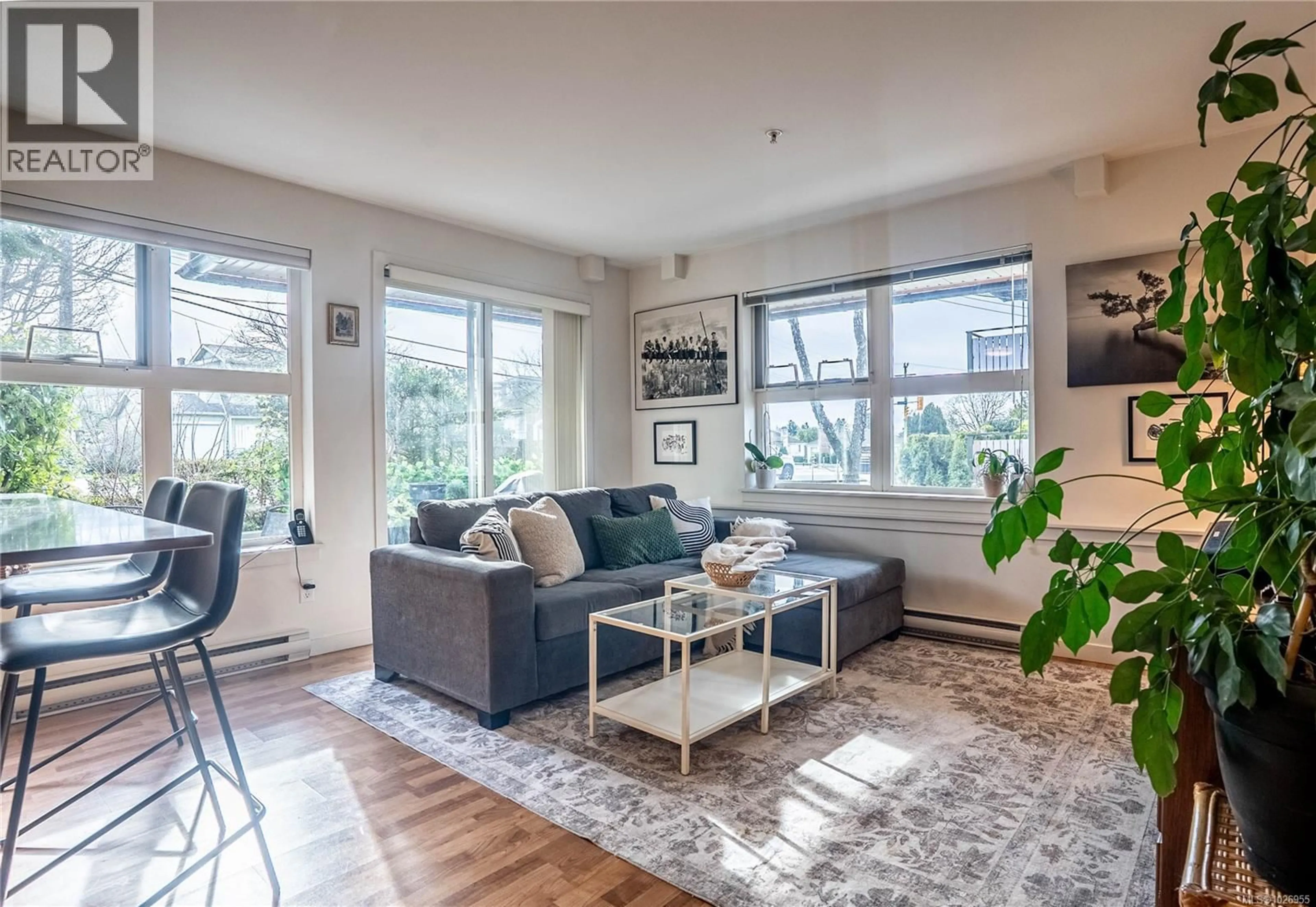 Living room with furniture, unknown for 202 - 2940 HARRIET ROAD, Saanich British Columbia V9A1T3