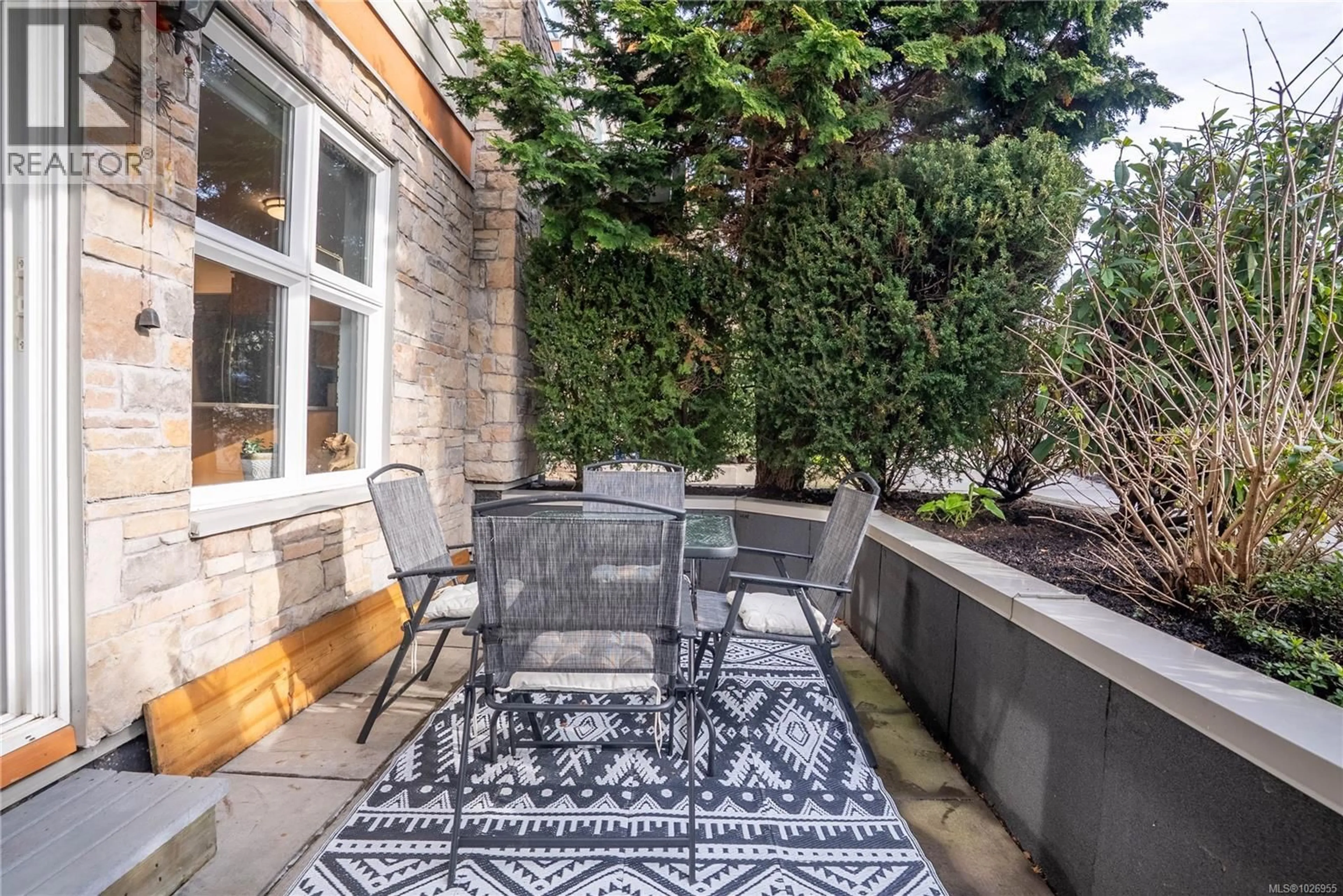 Patio, street for 202 - 2940 HARRIET ROAD, Saanich British Columbia V9A1T3