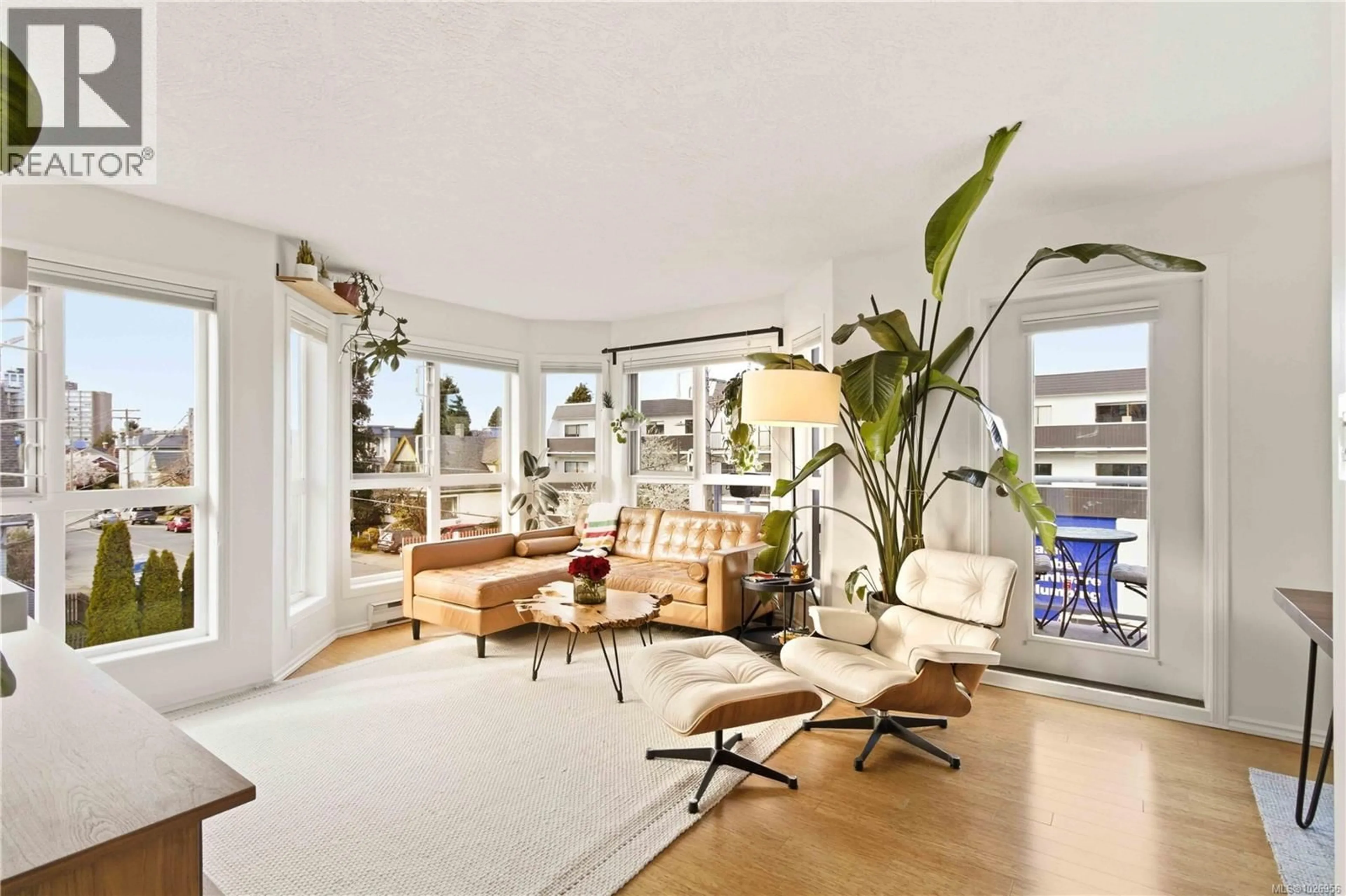 Living room with furniture, unknown for 302 - 1053 BALMORAL ROAD, Victoria British Columbia V8T1A7