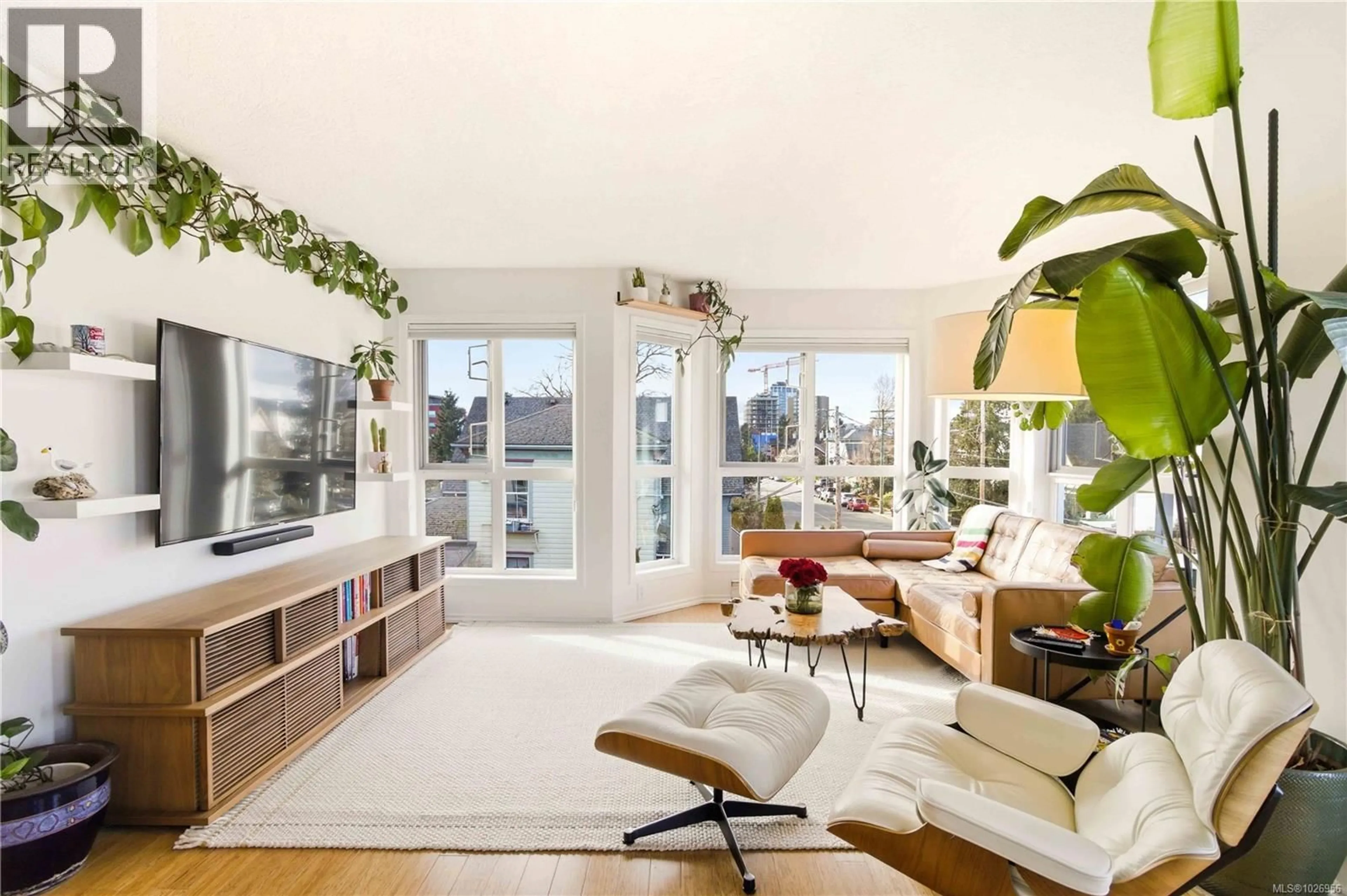 Living room with furniture, unknown for 302 - 1053 BALMORAL ROAD, Victoria British Columbia V8T1A7