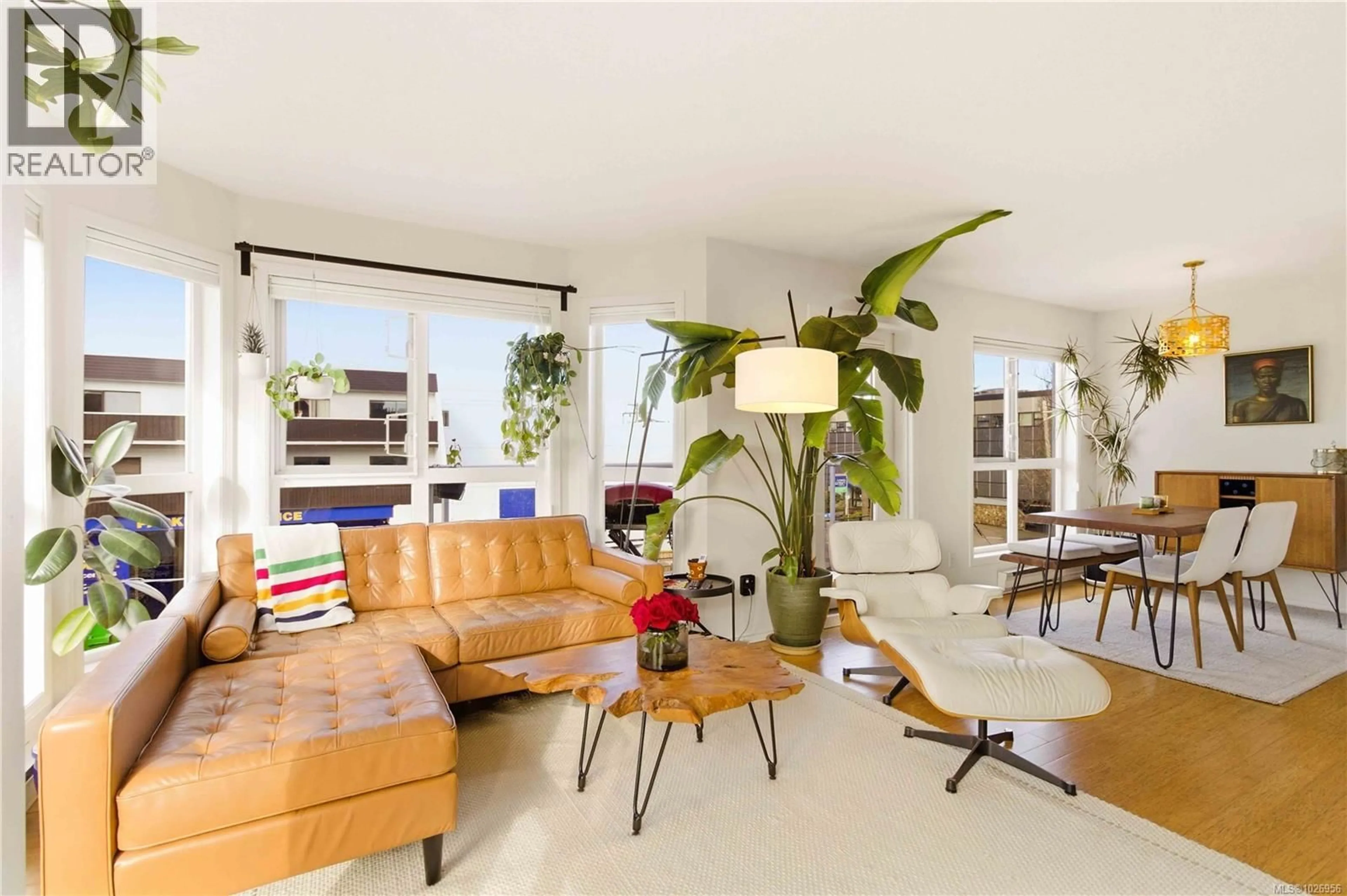 Living room with furniture, unknown for 302 - 1053 BALMORAL ROAD, Victoria British Columbia V8T1A7