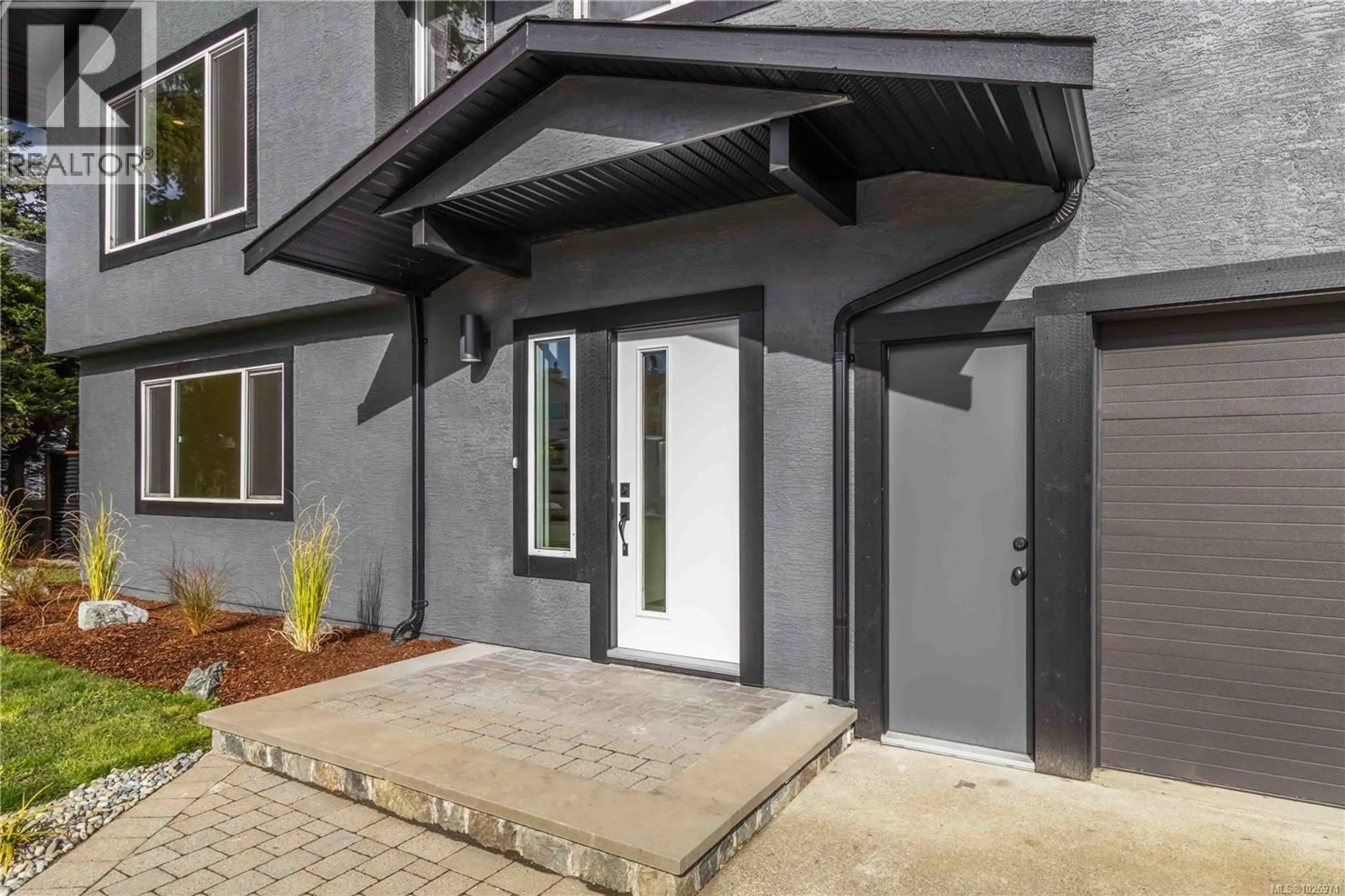 Indoor entryway for 1964 GENOA PLACE, Central Saanich British Columbia V8M1M1